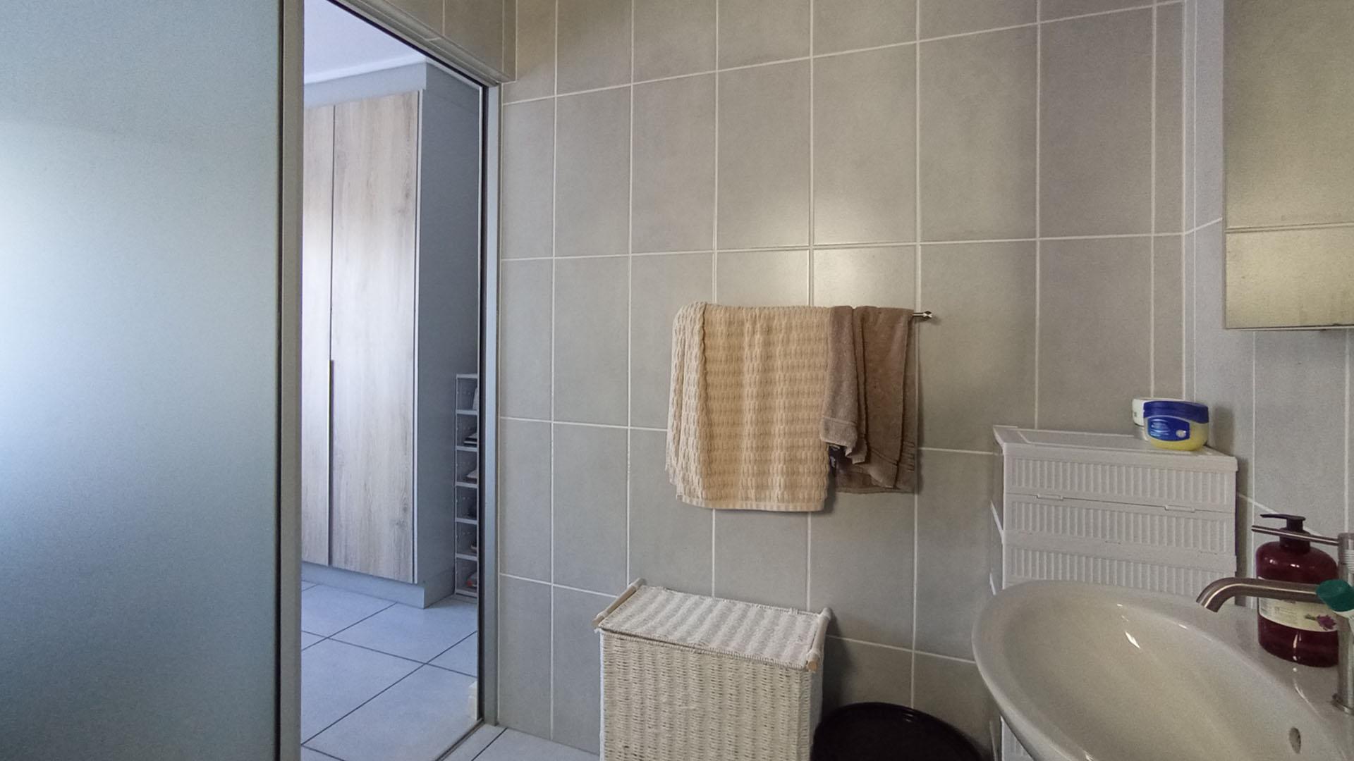 Main Bathroom - 4 square meters of property in Mooikloof
