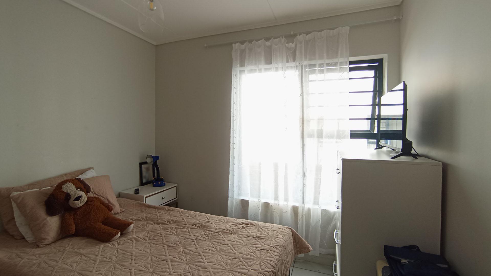 Bed Room 1 - 9 square meters of property in Mooikloof