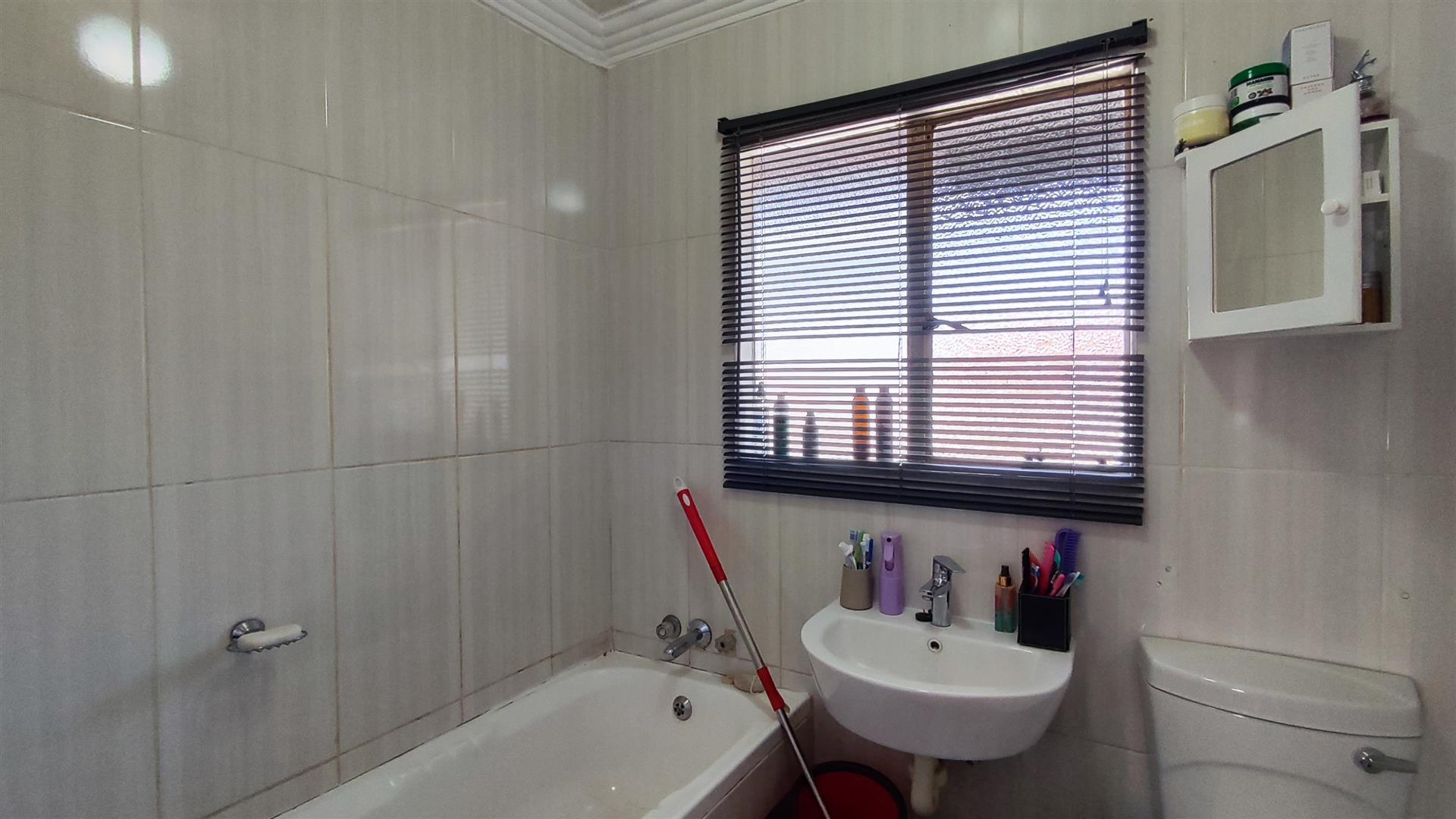 Bathroom 1 - 4 square meters of property in Glen Marais