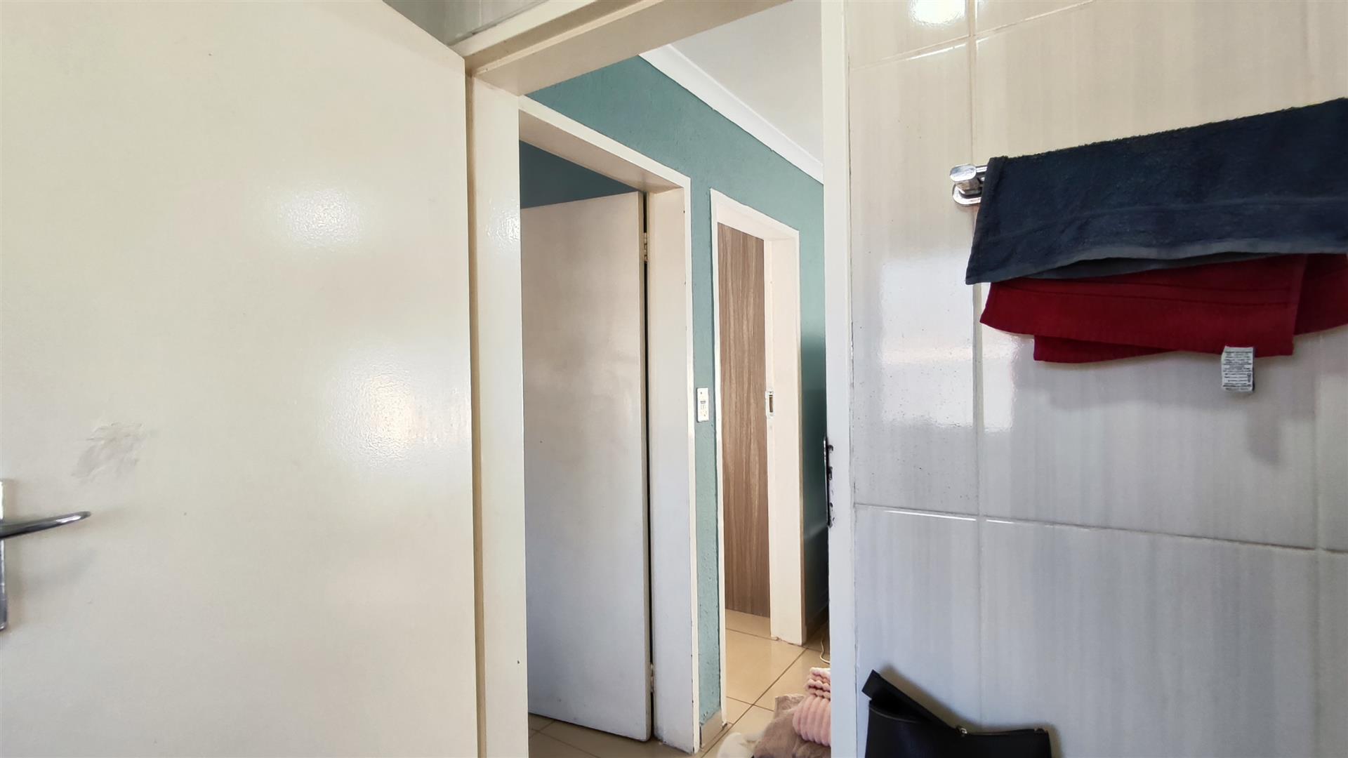 Bathroom 1 - 4 square meters of property in Glen Marais