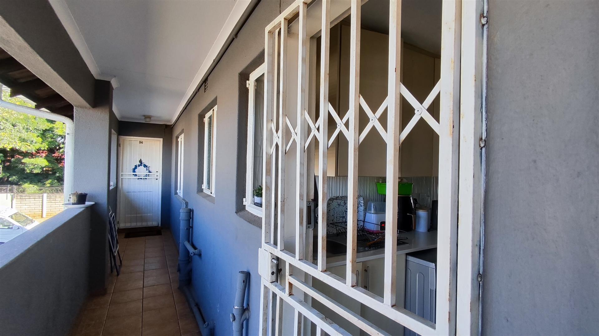 Front View of property in Glen Marais