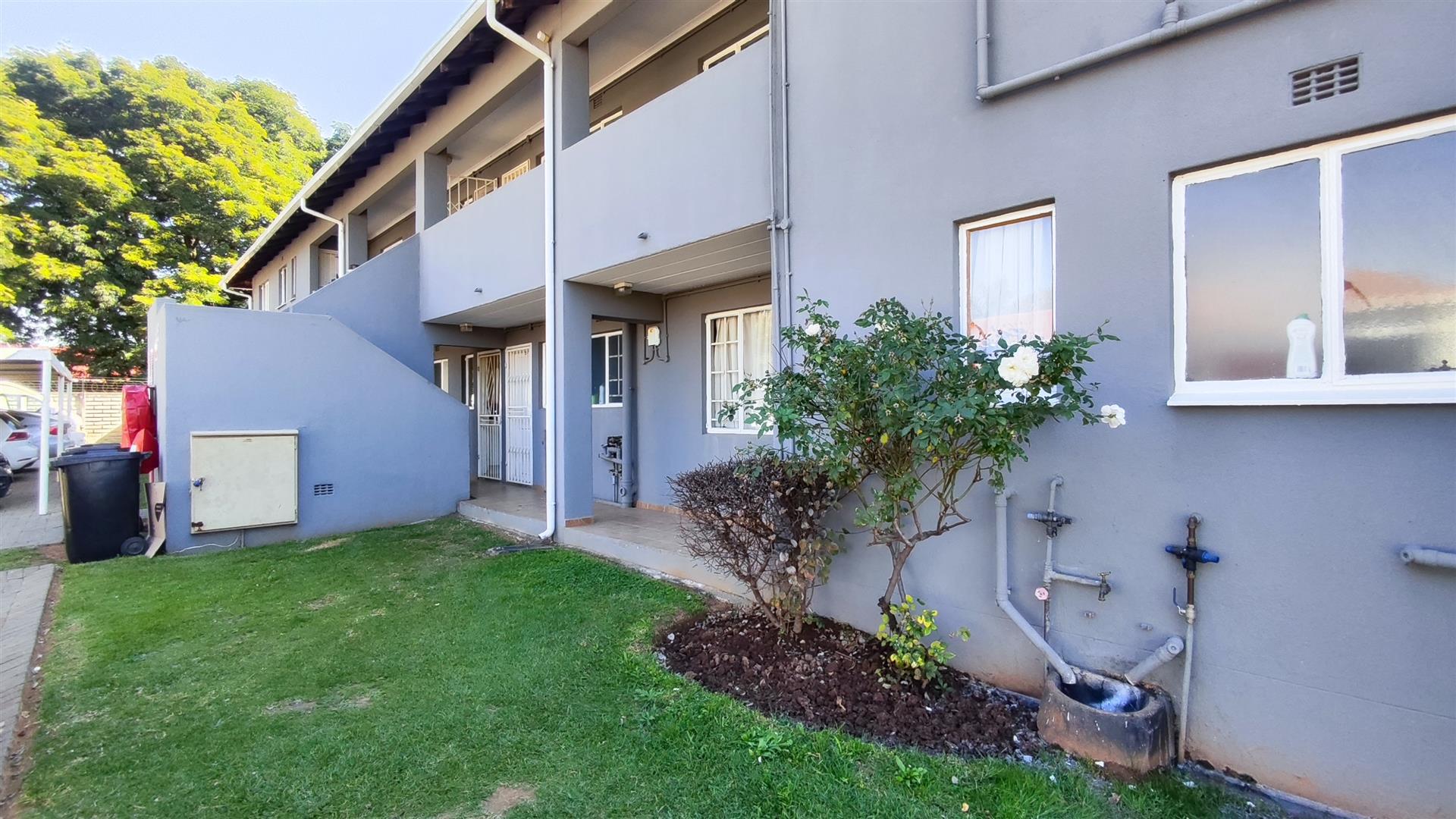 Front View of property in Glen Marais