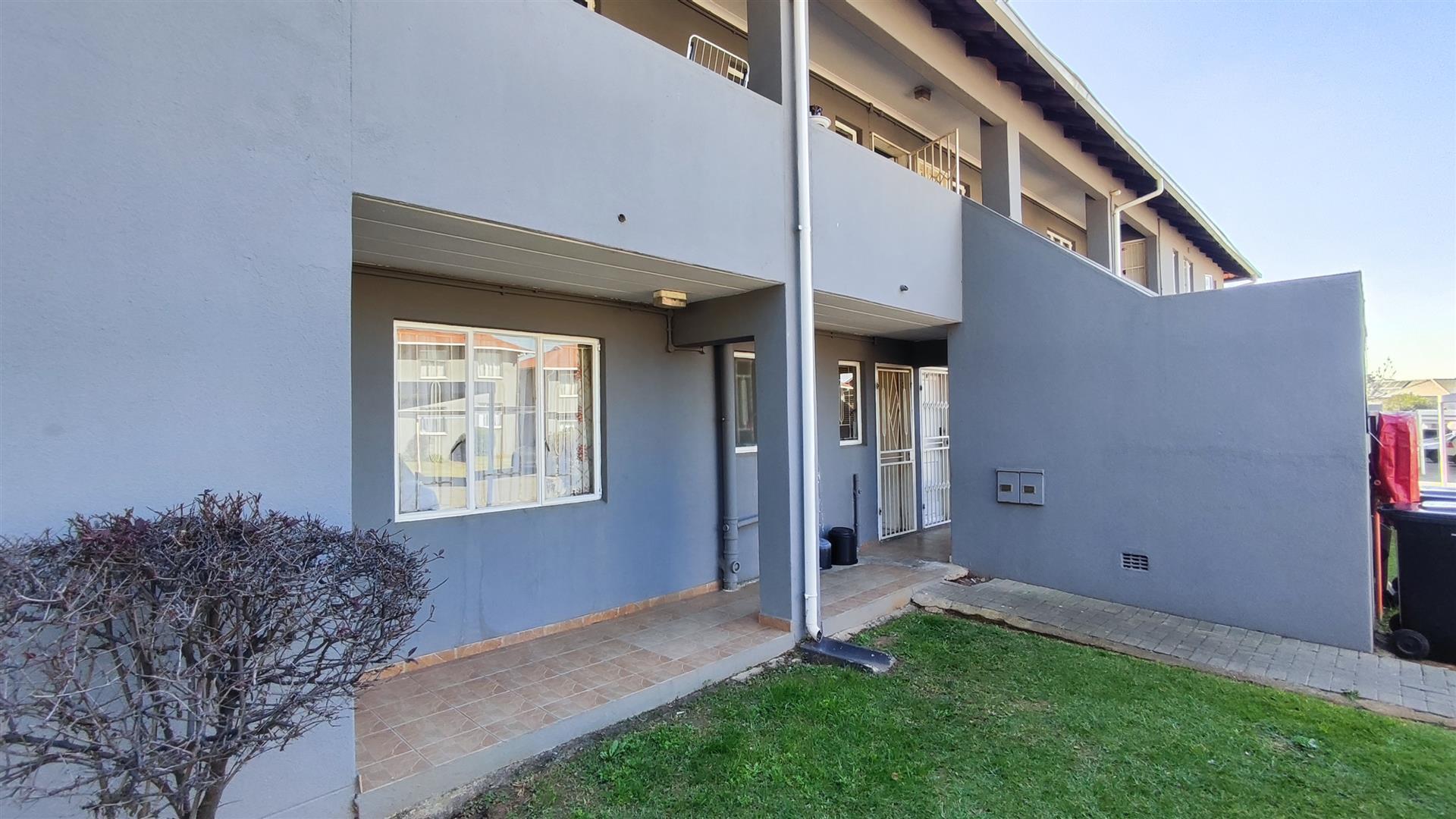 Front View of property in Glen Marais