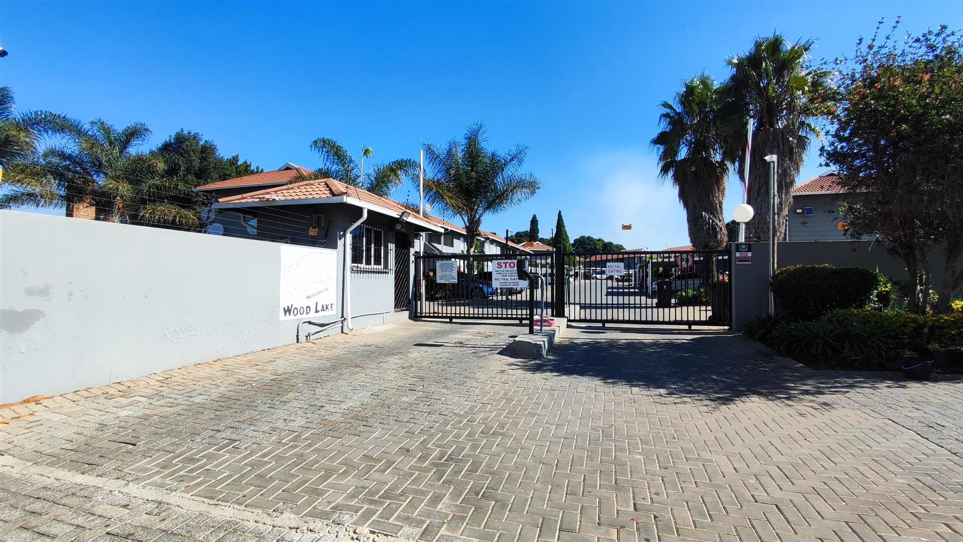 Front View of property in Glen Marais