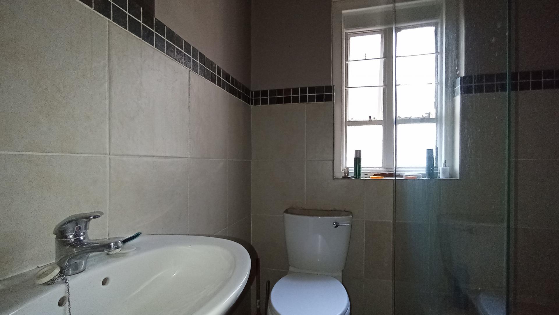 Bathroom 1 - 14 square meters of property in Kensington - JHB