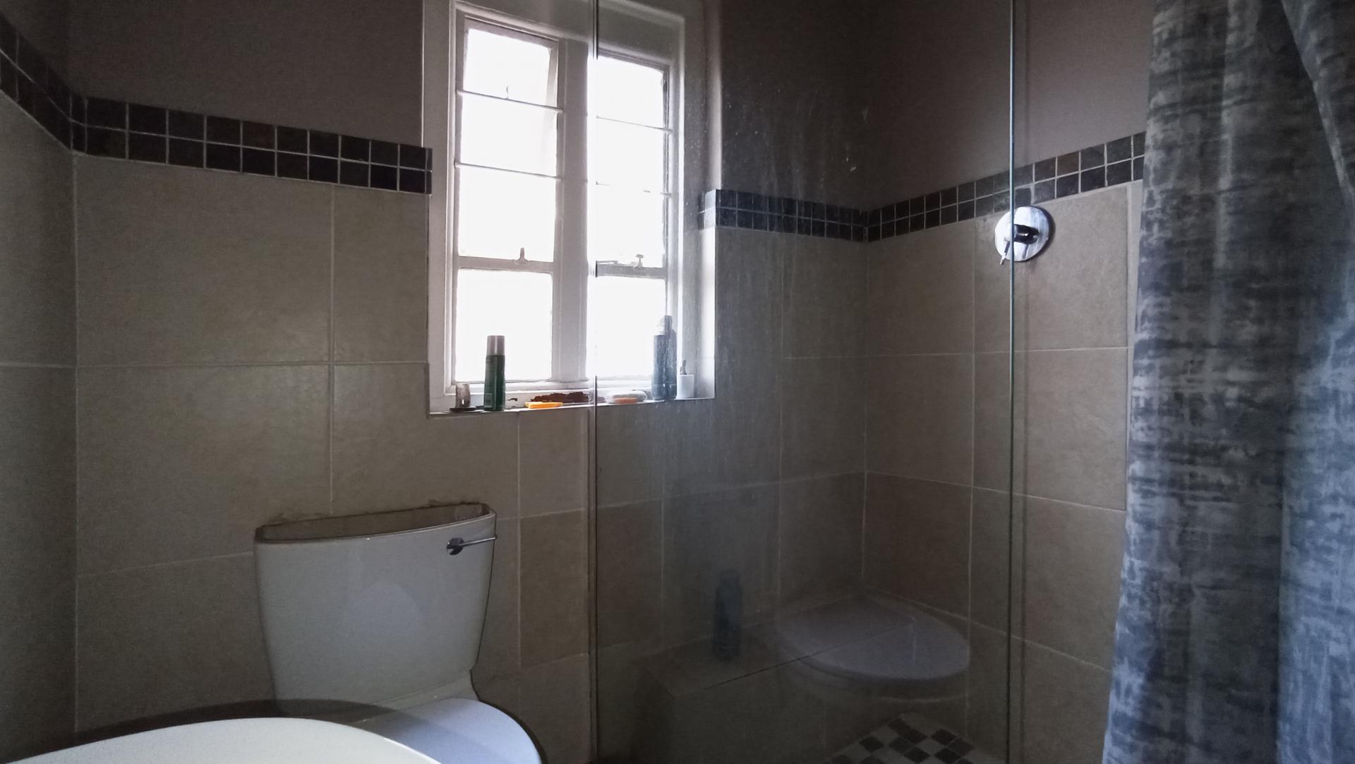 Bathroom 1 - 14 square meters of property in Kensington - JHB