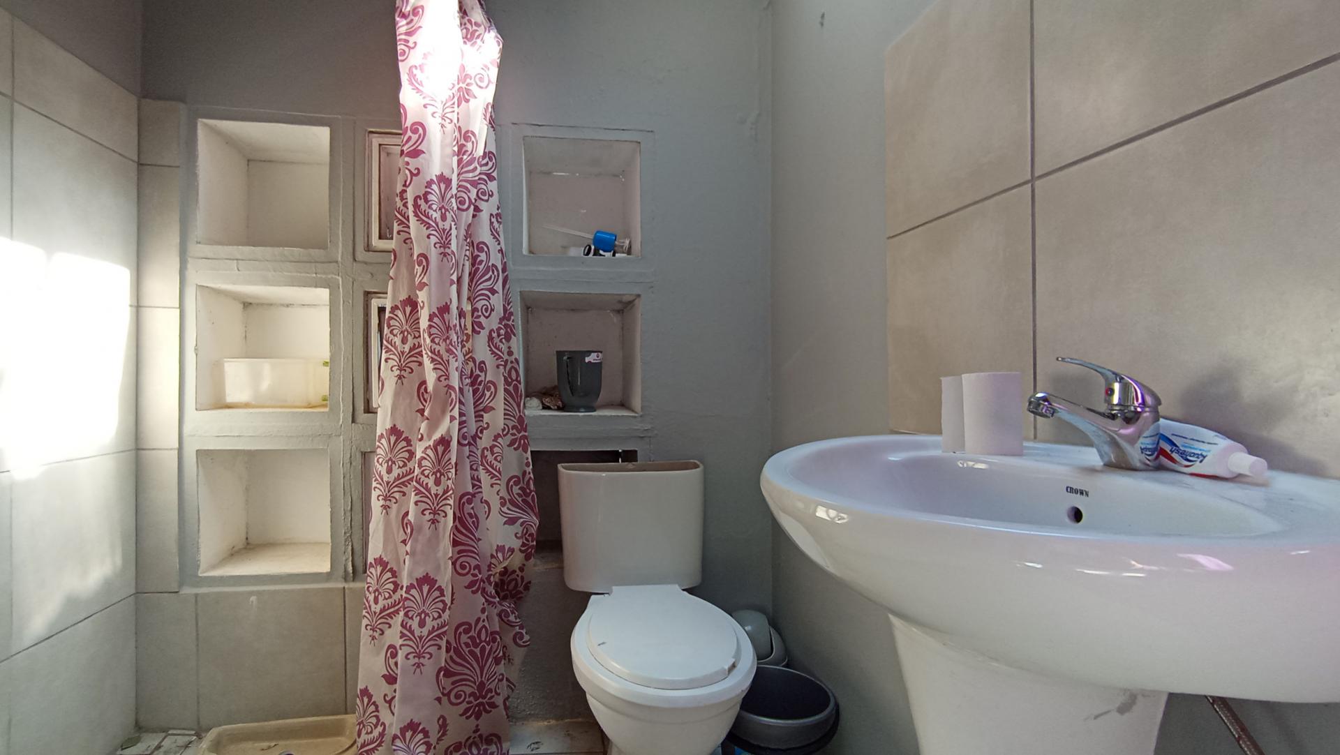 Bathroom 1 - 14 square meters of property in Kensington - JHB