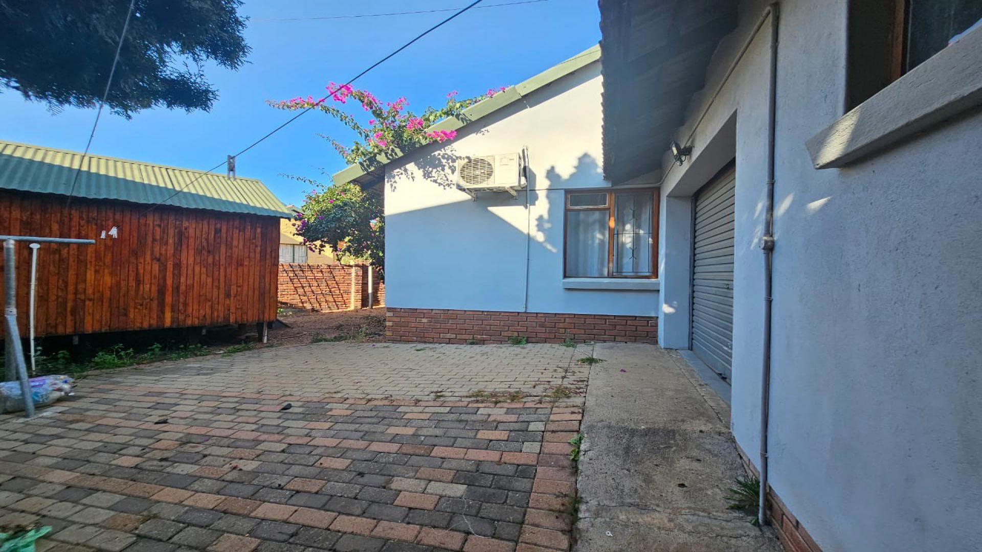 Backyard of property in Bendor