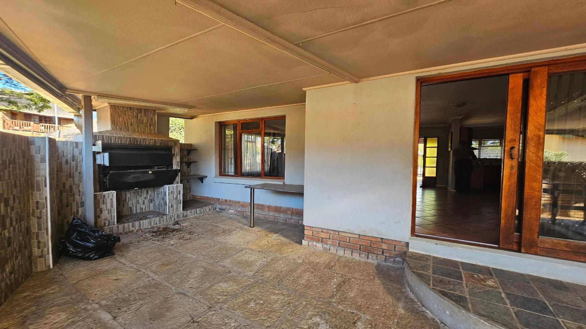 Patio of property in Bendor