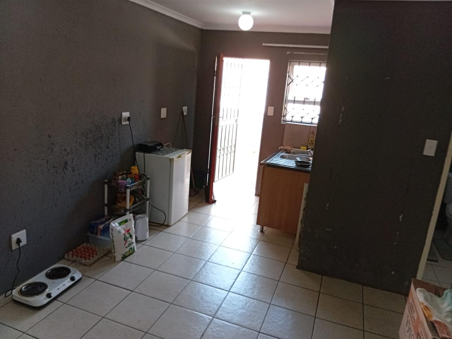 Kitchen of property in Daveyton