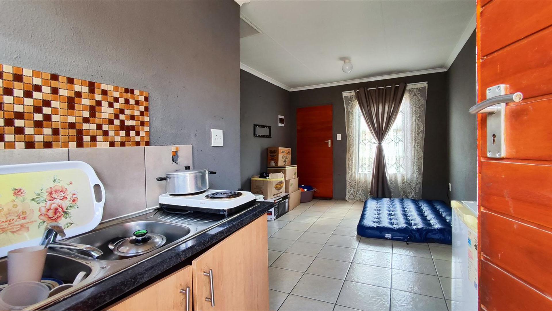 Kitchen - 5 square meters of property in Daveyton