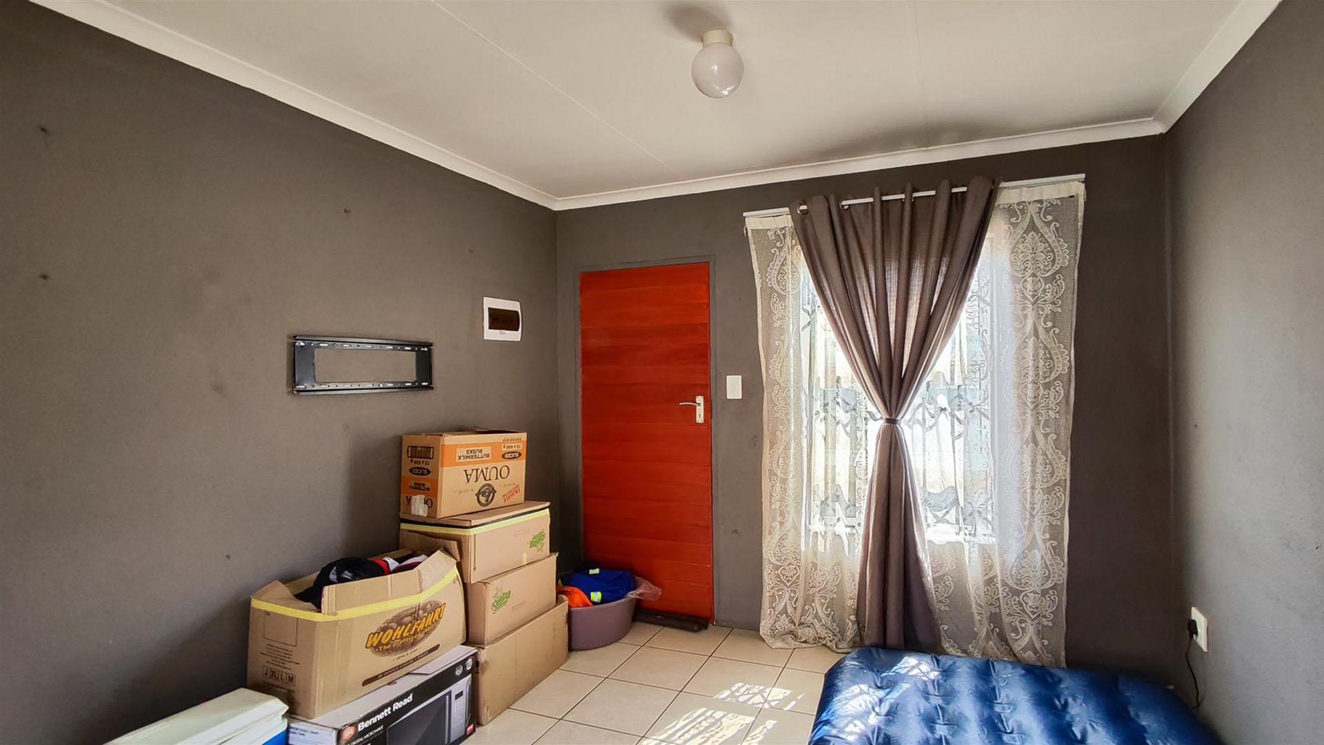 Lounges - 13 square meters of property in Daveyton