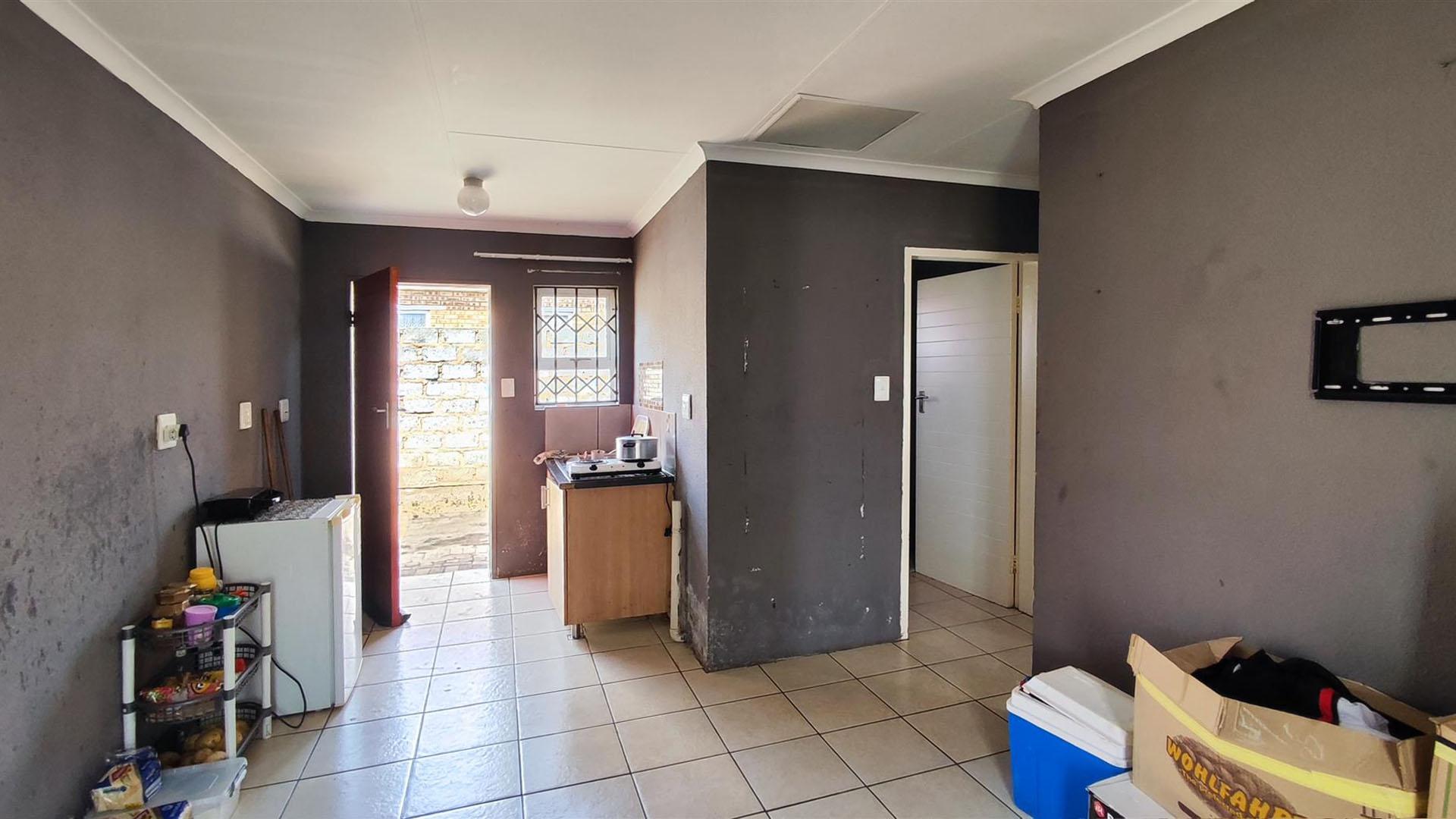 Lounges - 13 square meters of property in Daveyton