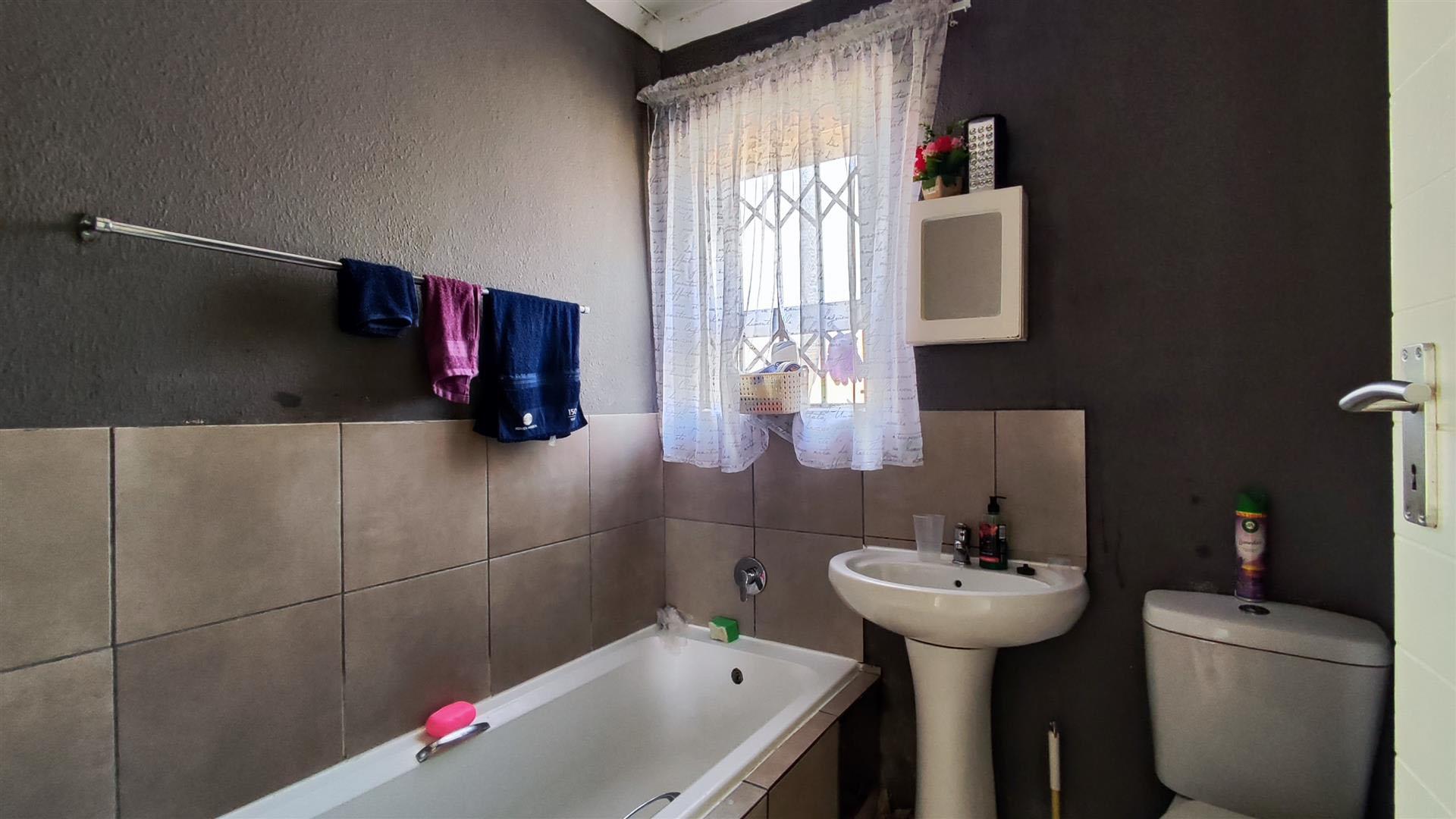 Bathroom 1 - 4 square meters of property in Daveyton