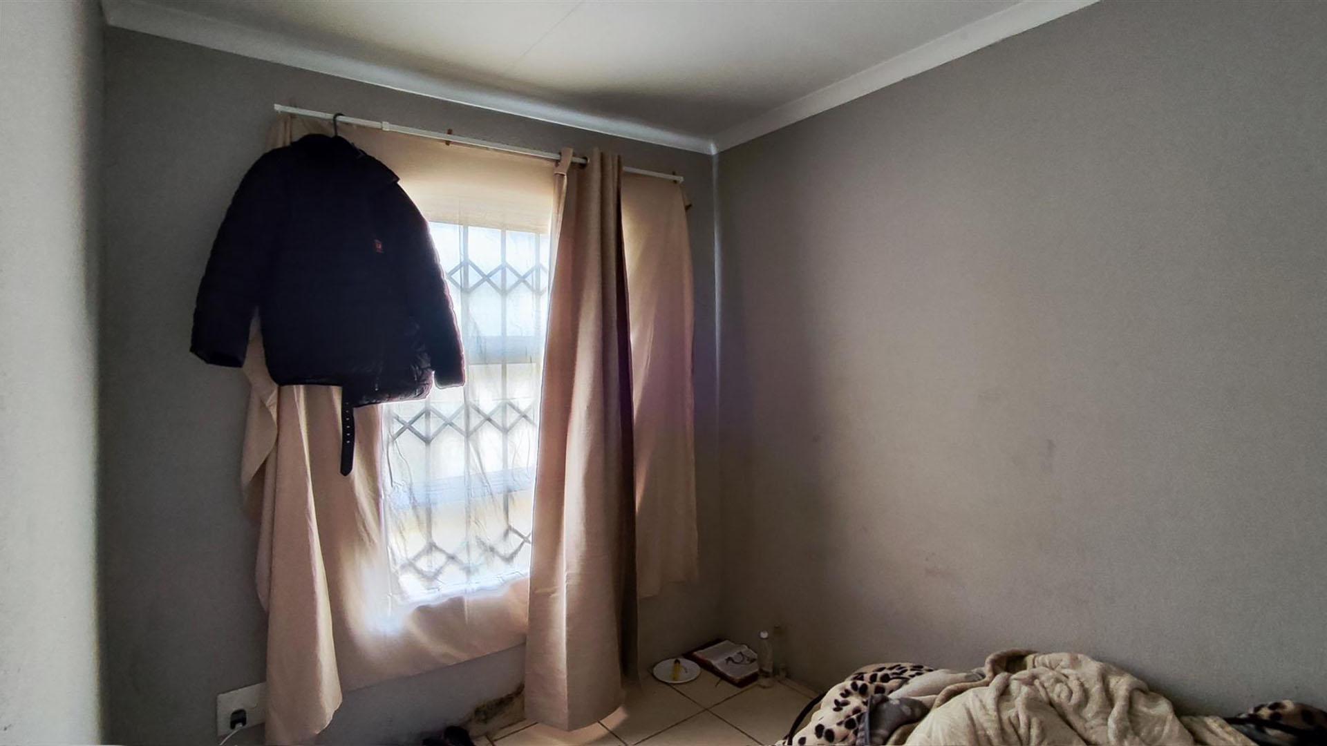 Bed Room 1 - 8 square meters of property in Daveyton