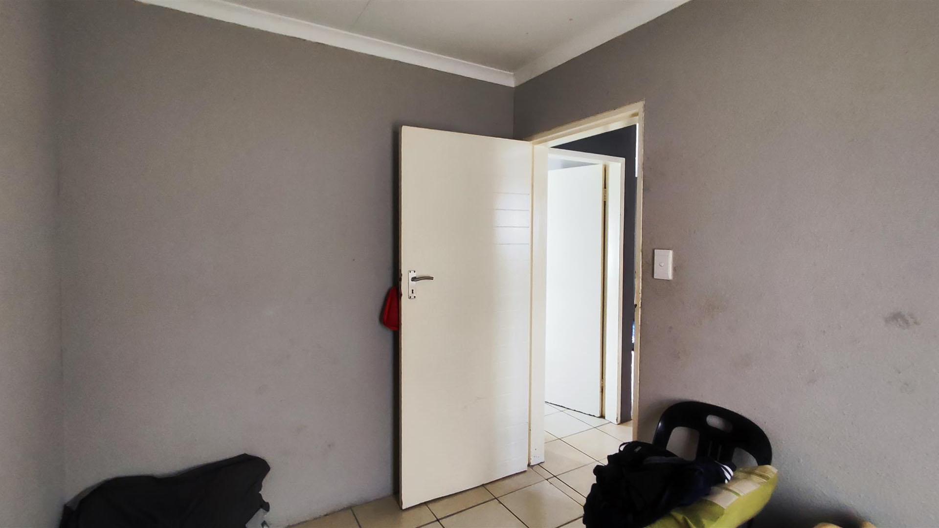 Bed Room 1 - 8 square meters of property in Daveyton