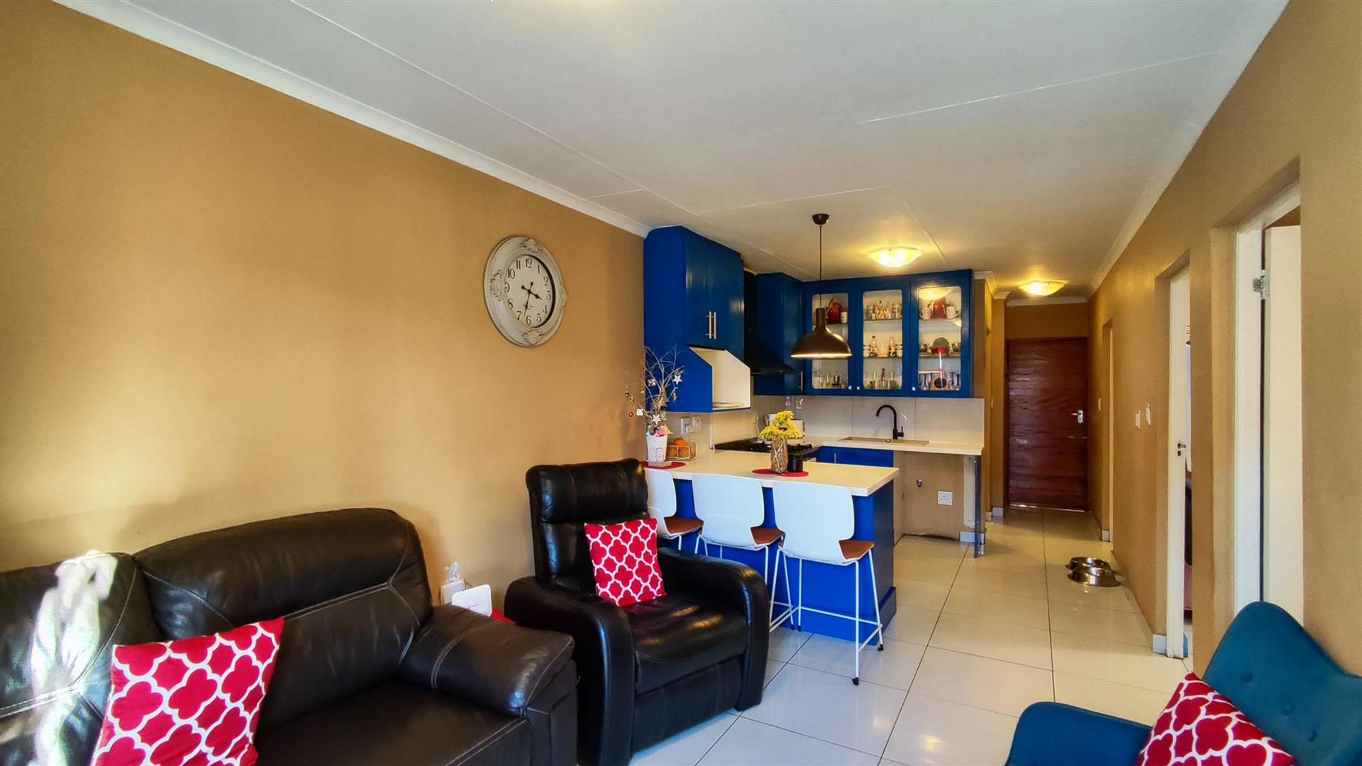 Lounges - 23 square meters of property in Albertsdal