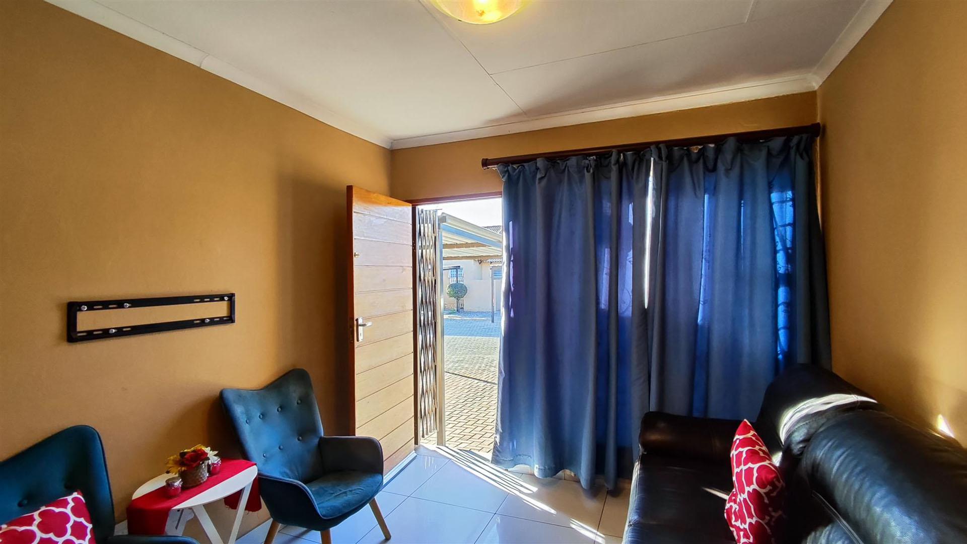 Lounges - 23 square meters of property in Albertsdal