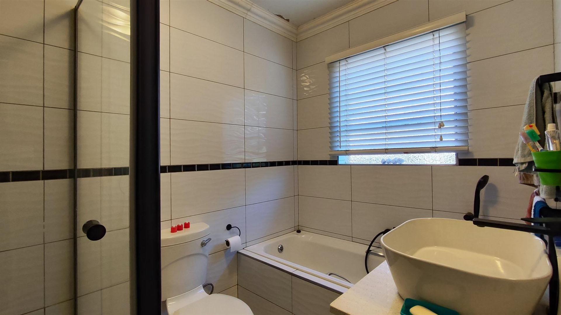 Bathroom 1 - 7 square meters of property in Albertsdal
