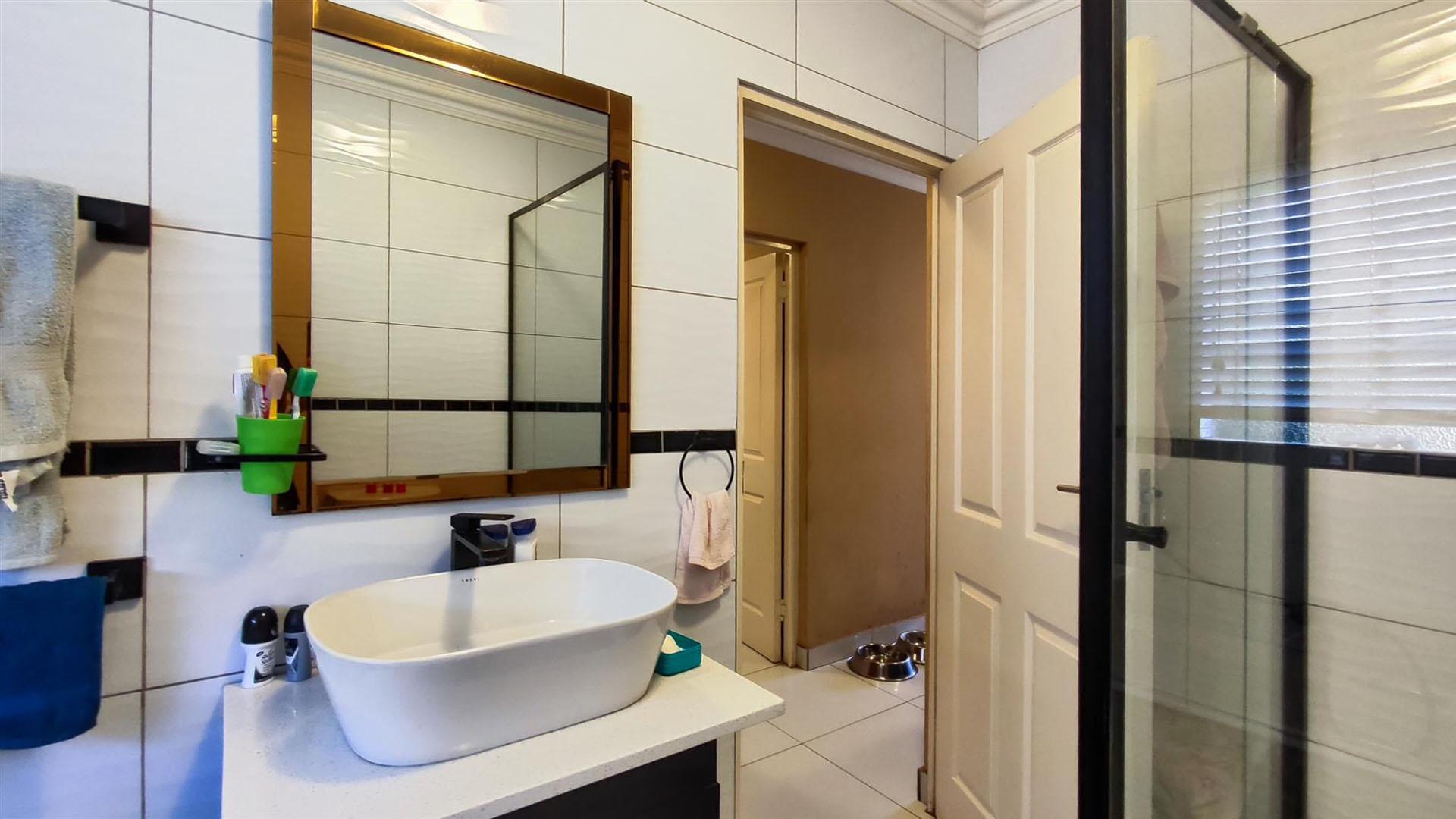 Bathroom 1 - 7 square meters of property in Albertsdal