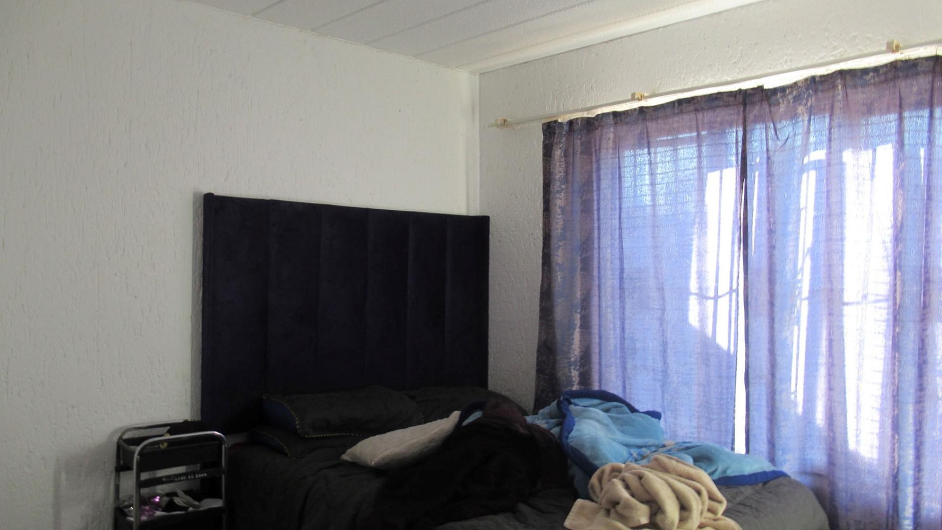 Bed Room 1 - 12 square meters of property in Florida