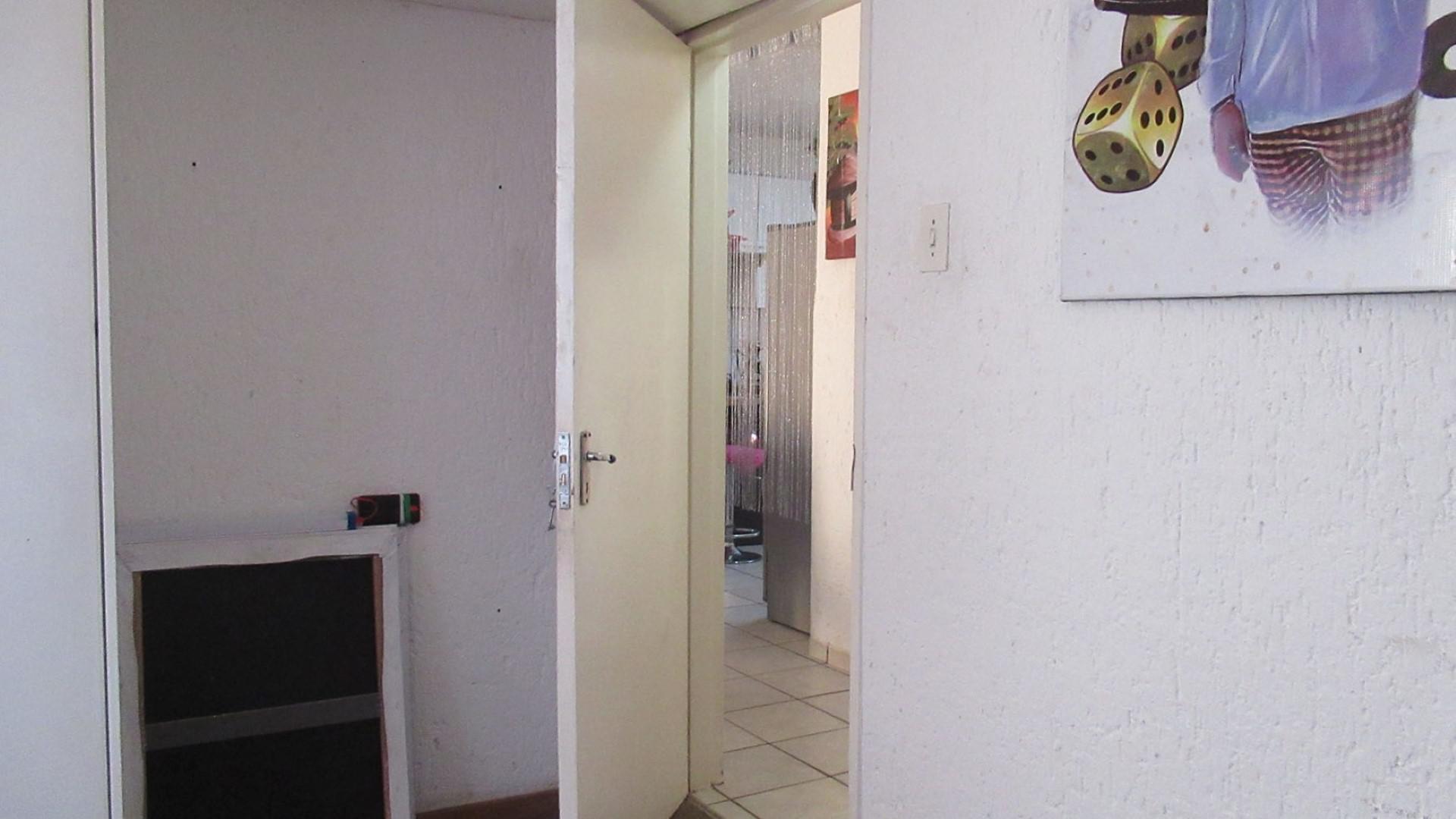 Bed Room 1 - 12 square meters of property in Florida