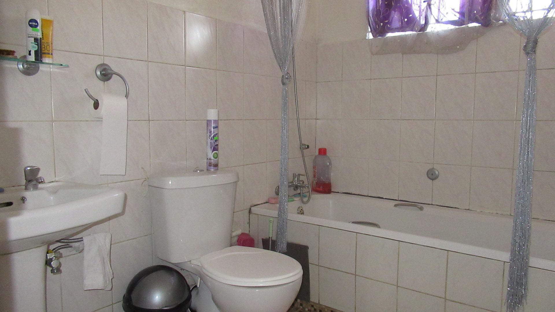 Bathroom 1 - 5 square meters of property in Florida