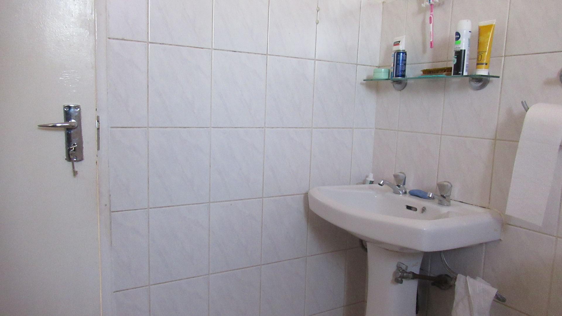 Bathroom 1 - 5 square meters of property in Florida