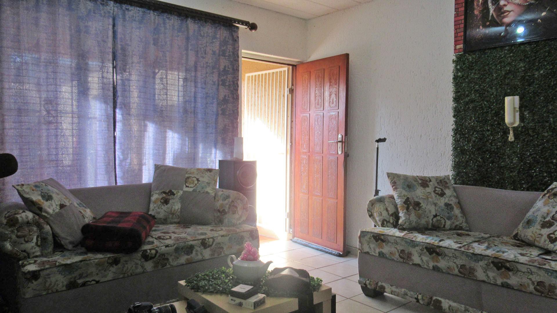 Lounges - 16 square meters of property in Florida