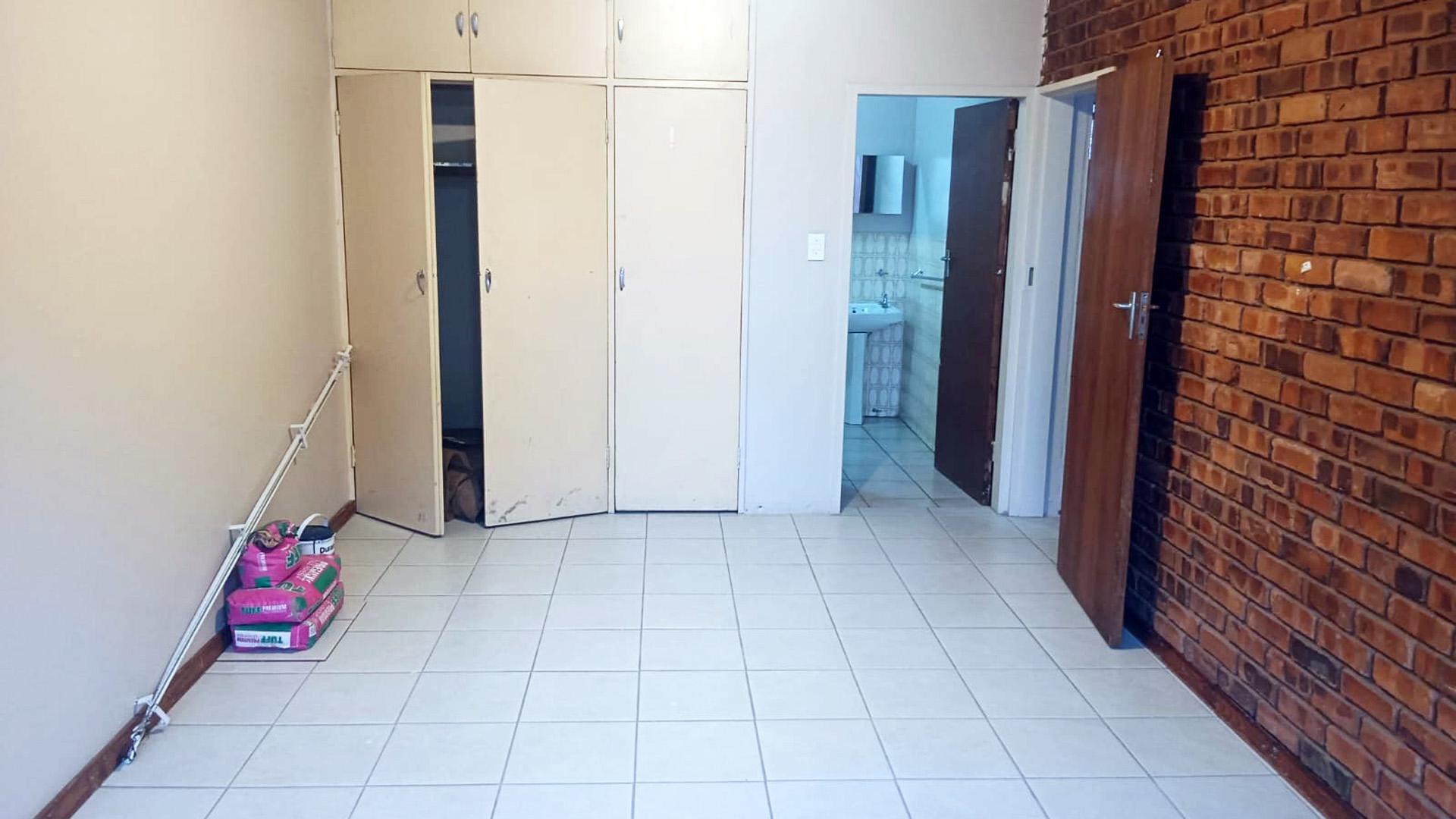Bed Room 1 - 23 square meters of property in Pretoria West