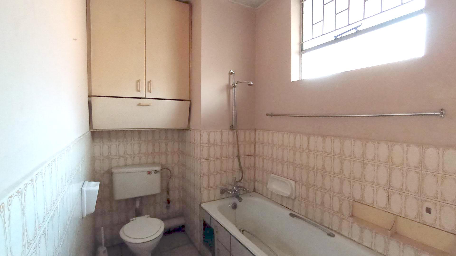 Bathroom 1 - 7 square meters of property in Pretoria West