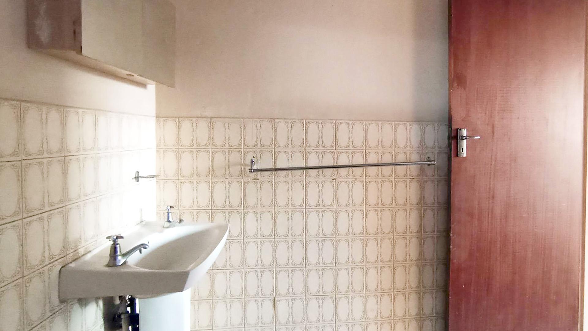 Bathroom 1 - 7 square meters of property in Pretoria West
