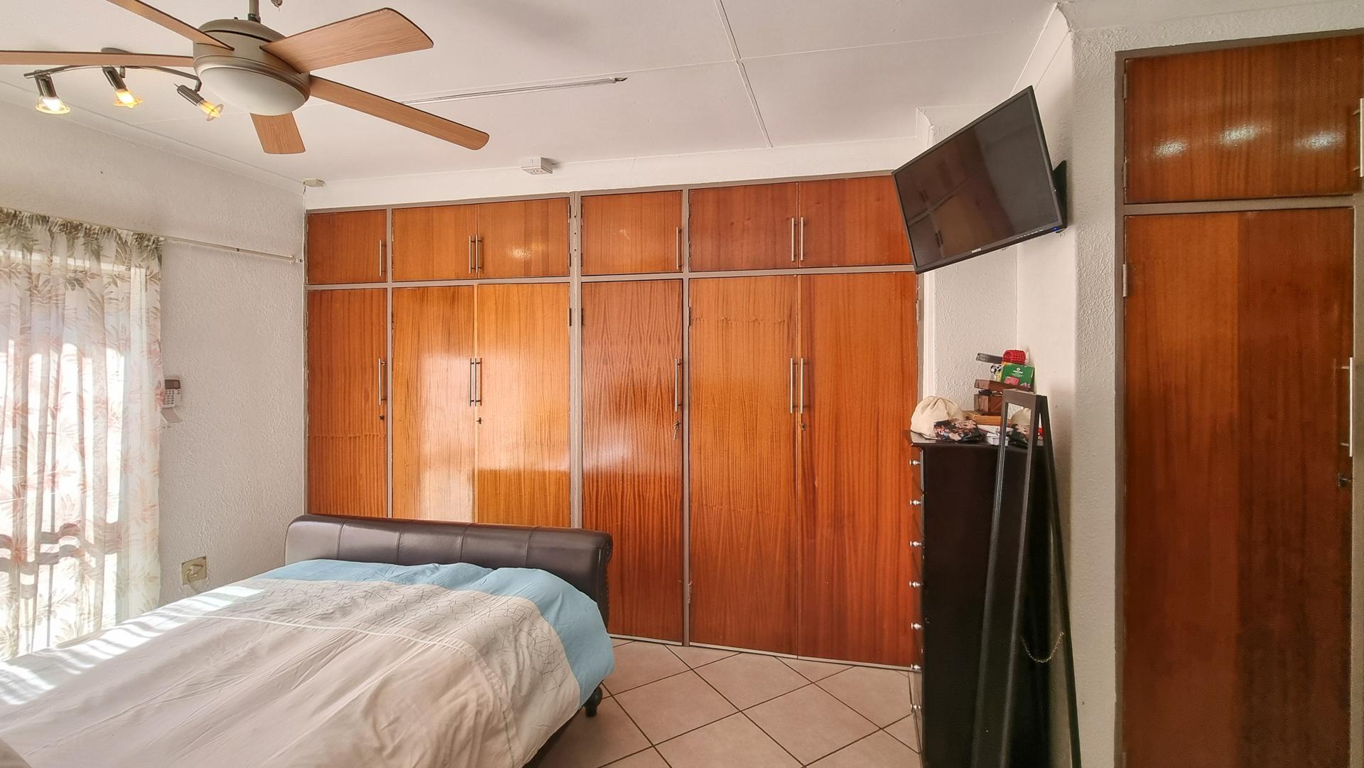 Main Bedroom of property in Middelburg - MP