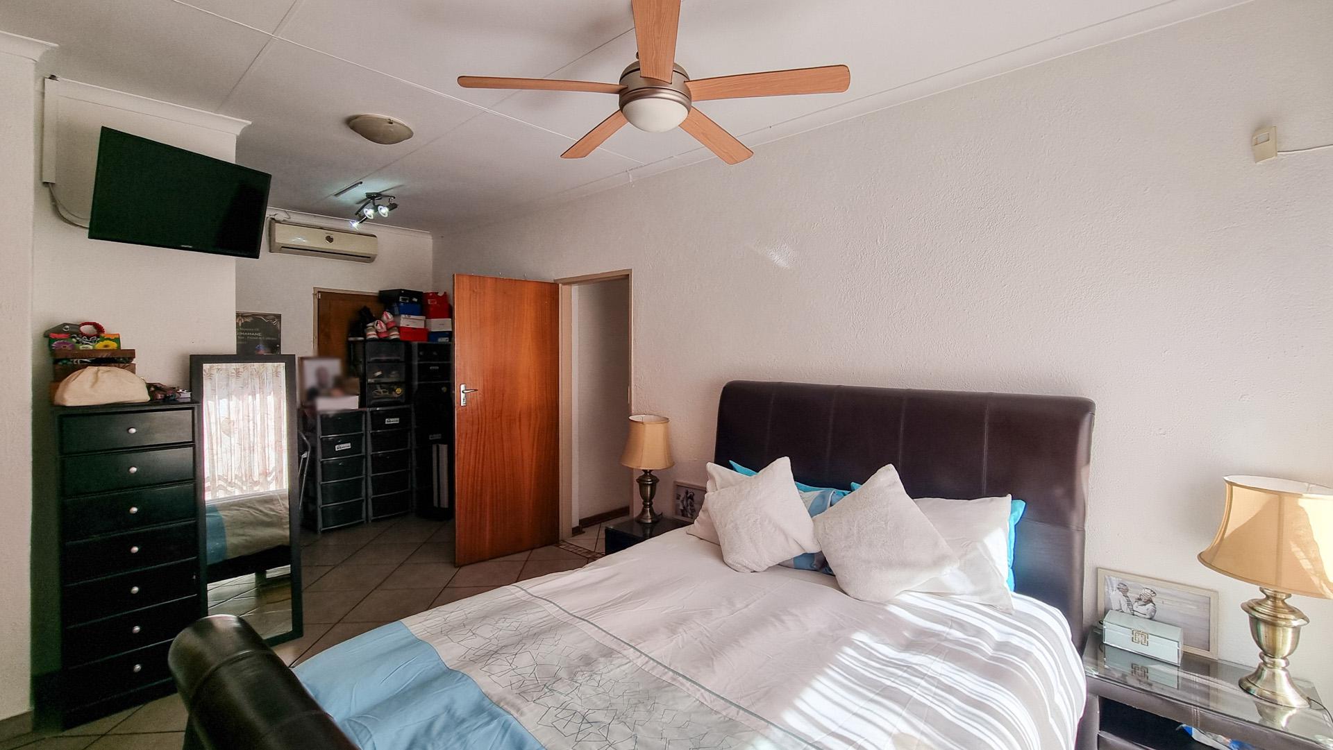 Main Bedroom of property in Middelburg - MP