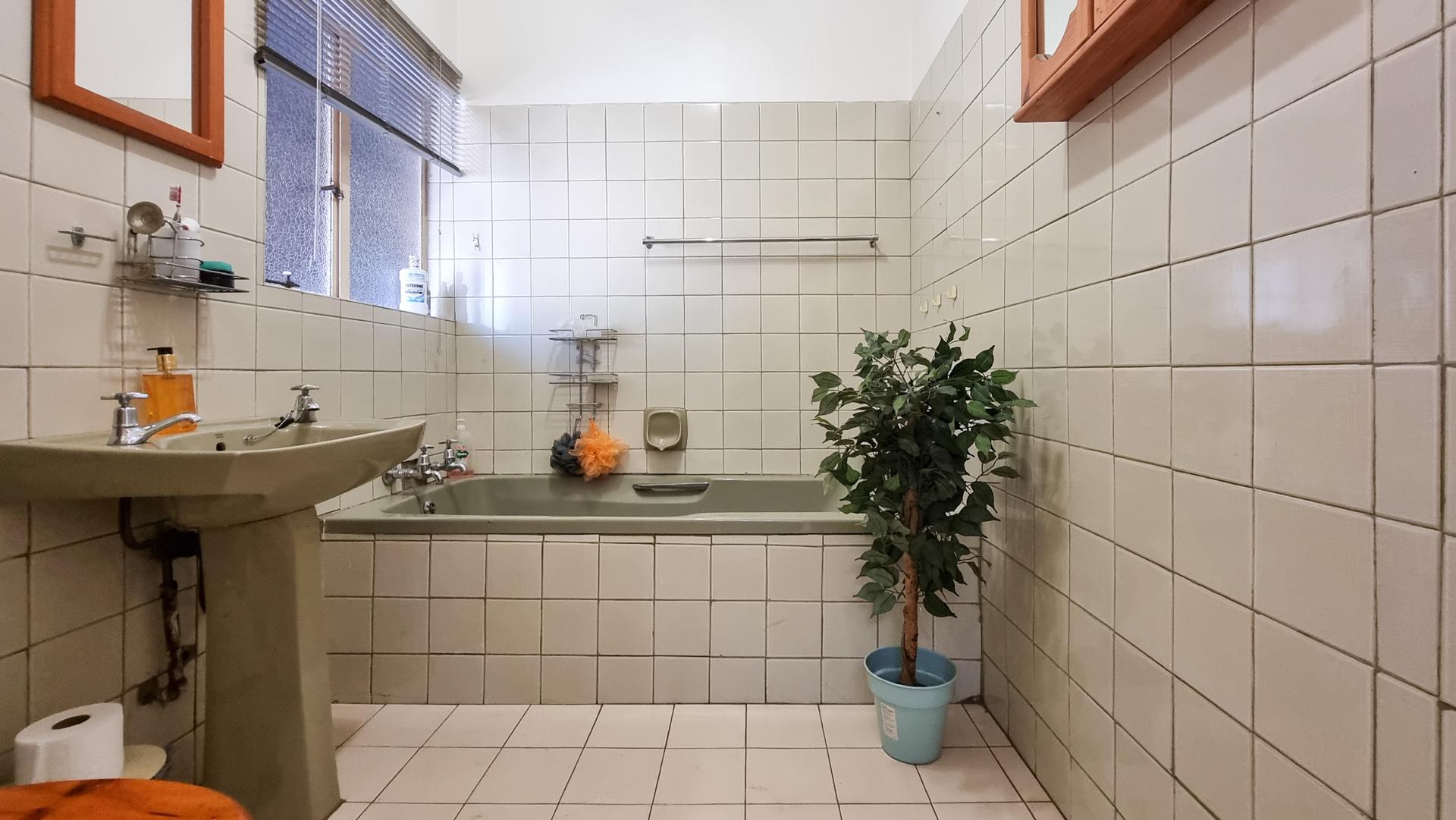 Main Bathroom of property in Middelburg - MP