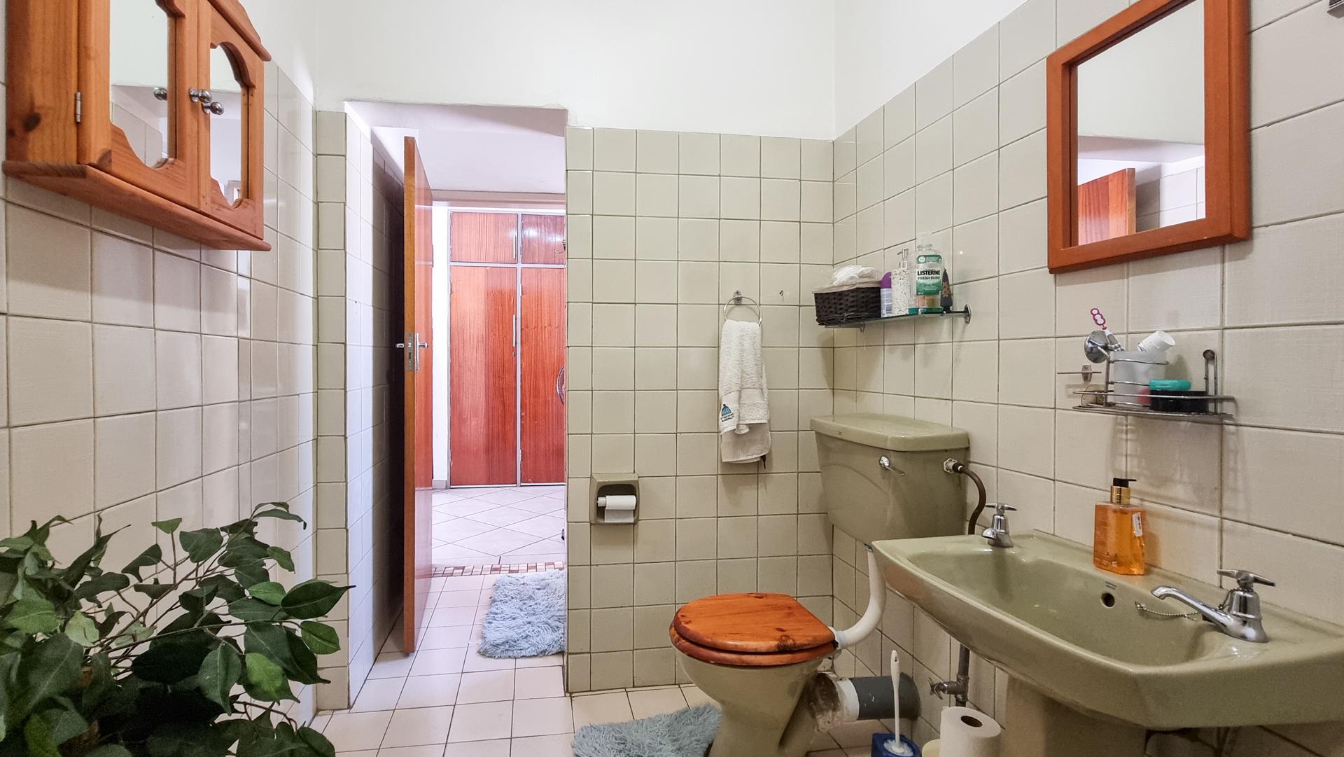 Main Bathroom of property in Middelburg - MP