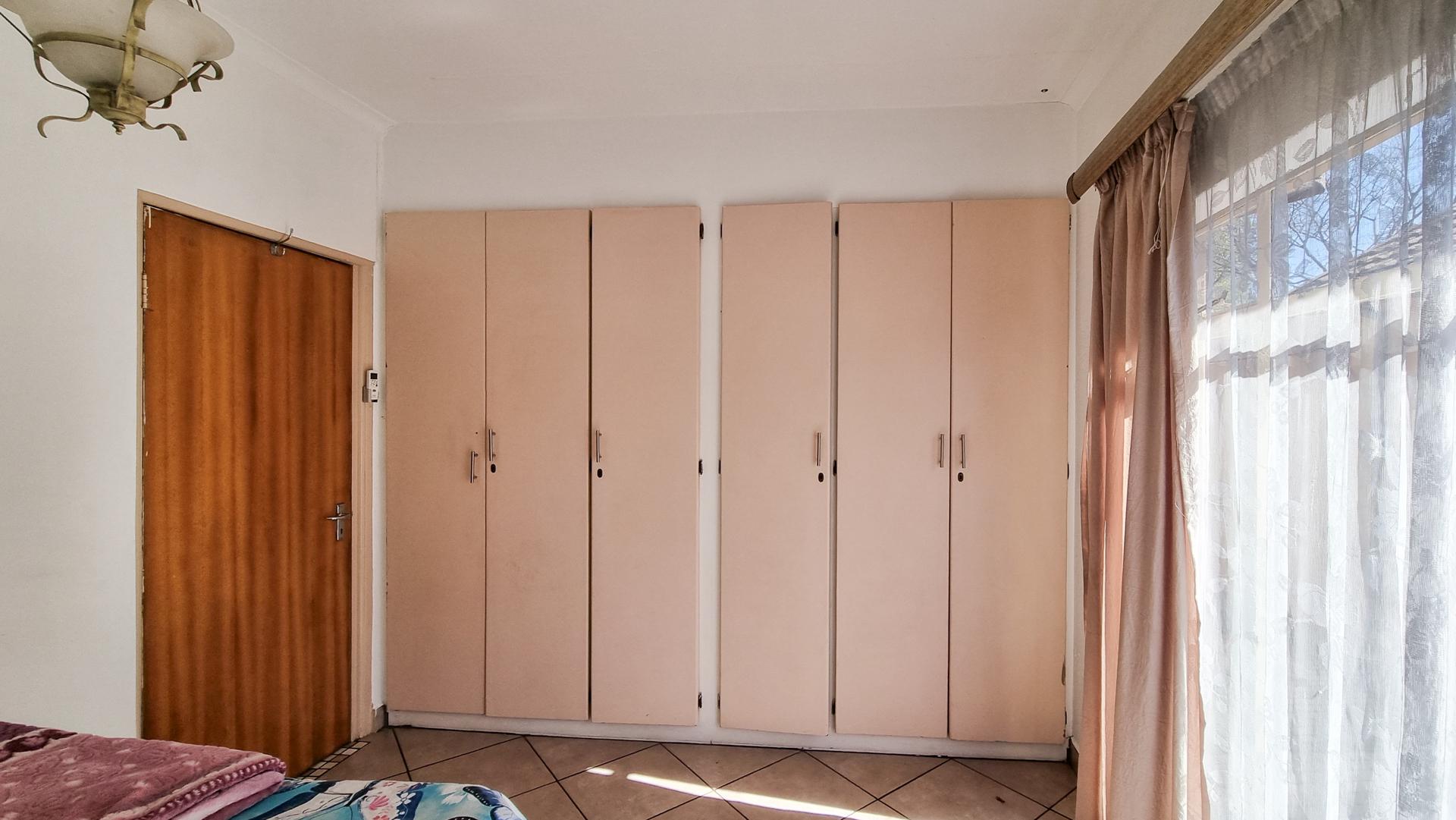 Bed Room 1 of property in Middelburg - MP