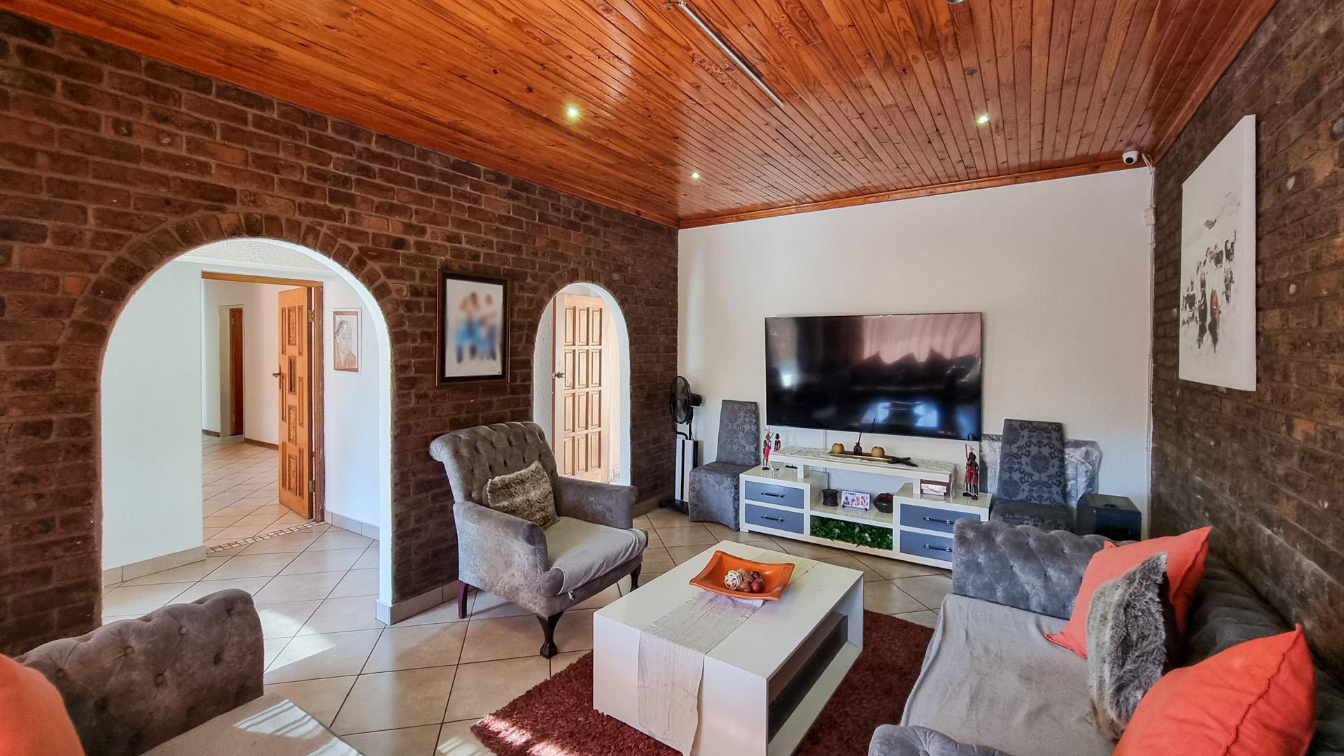 Lounges of property in Middelburg - MP