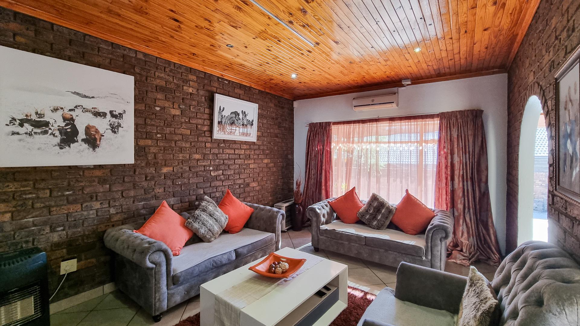 Lounges of property in Middelburg - MP
