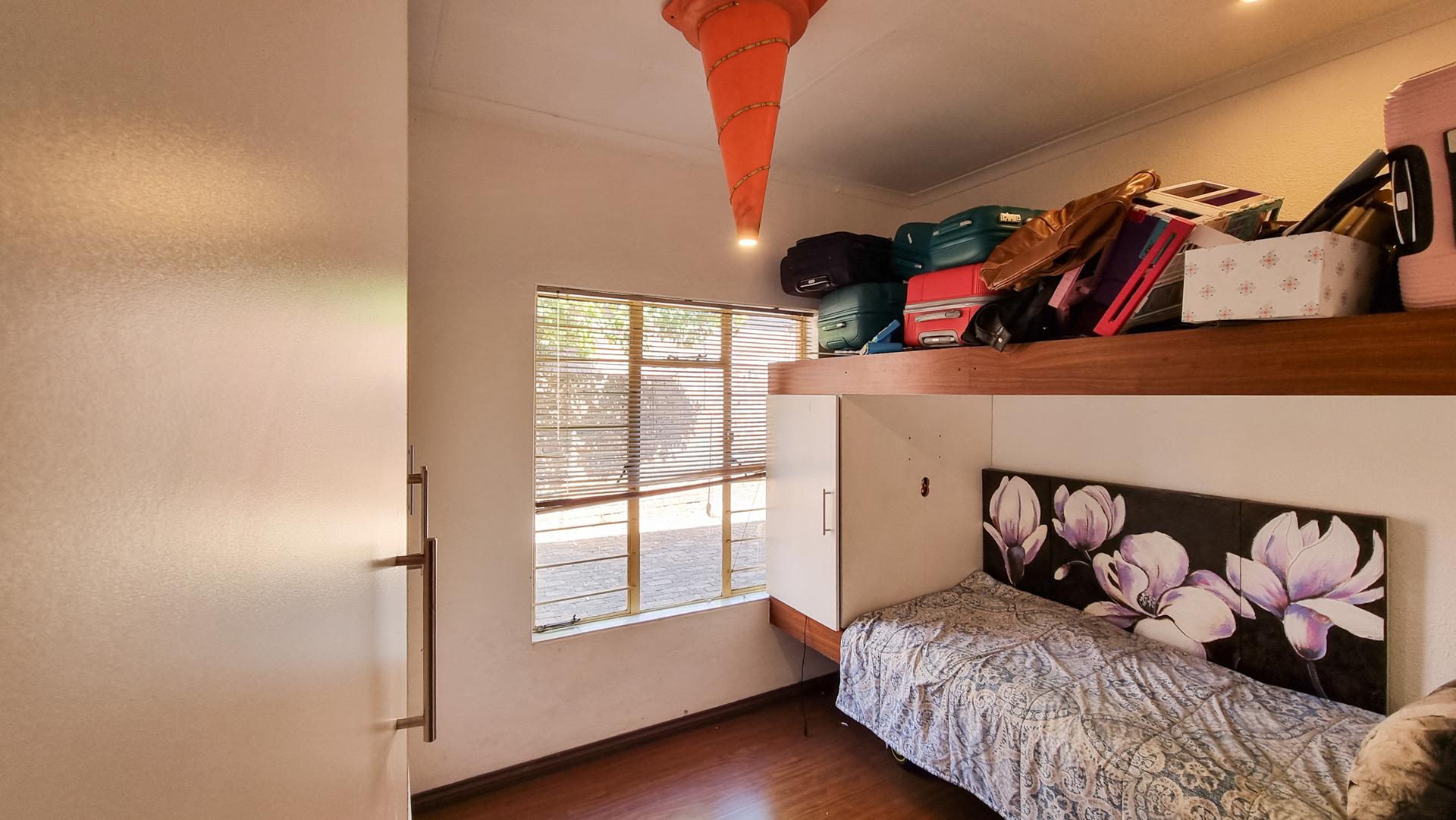 Bed Room 5+ of property in Middelburg - MP