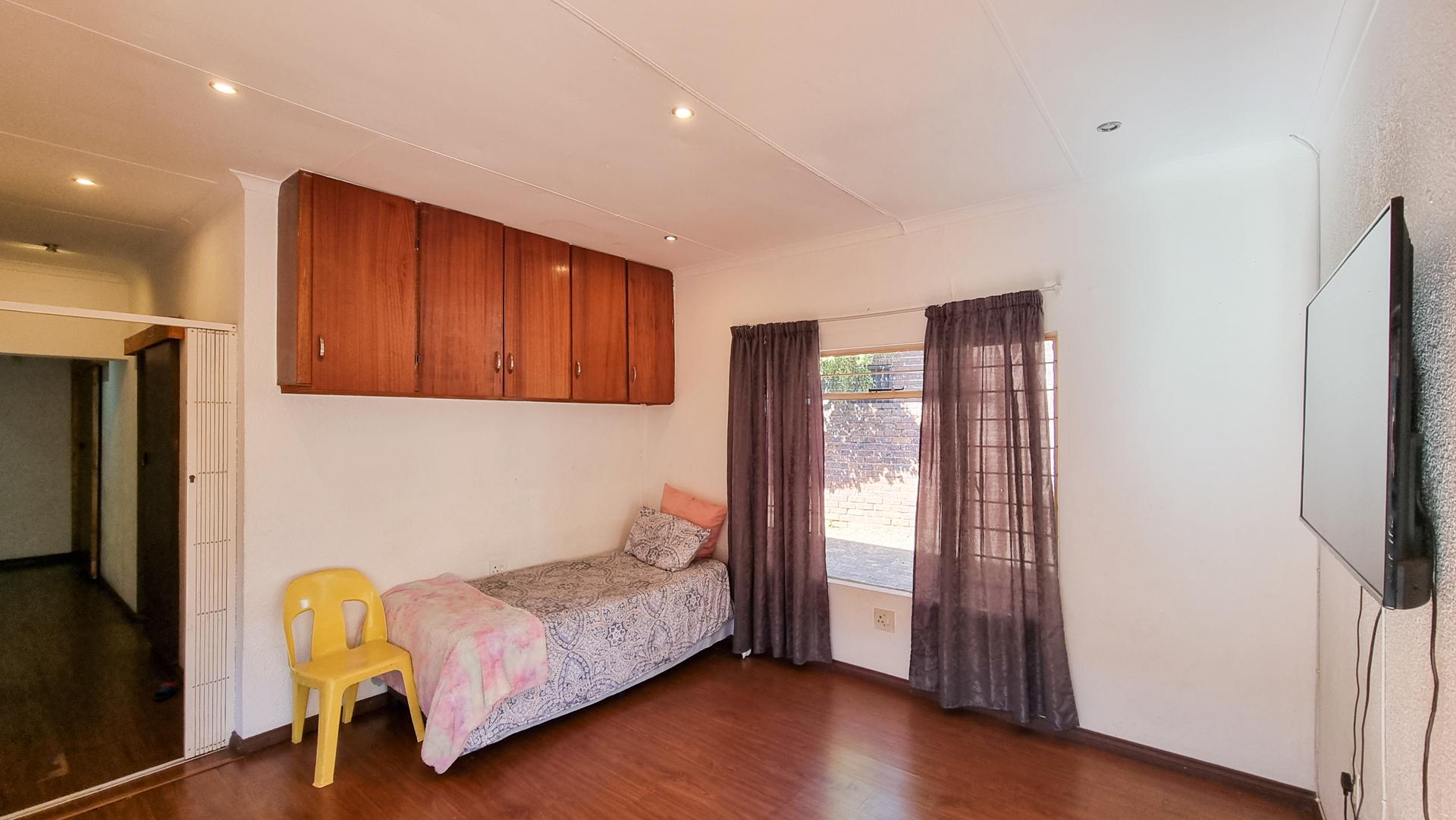 Bed Room 5+ of property in Middelburg - MP
