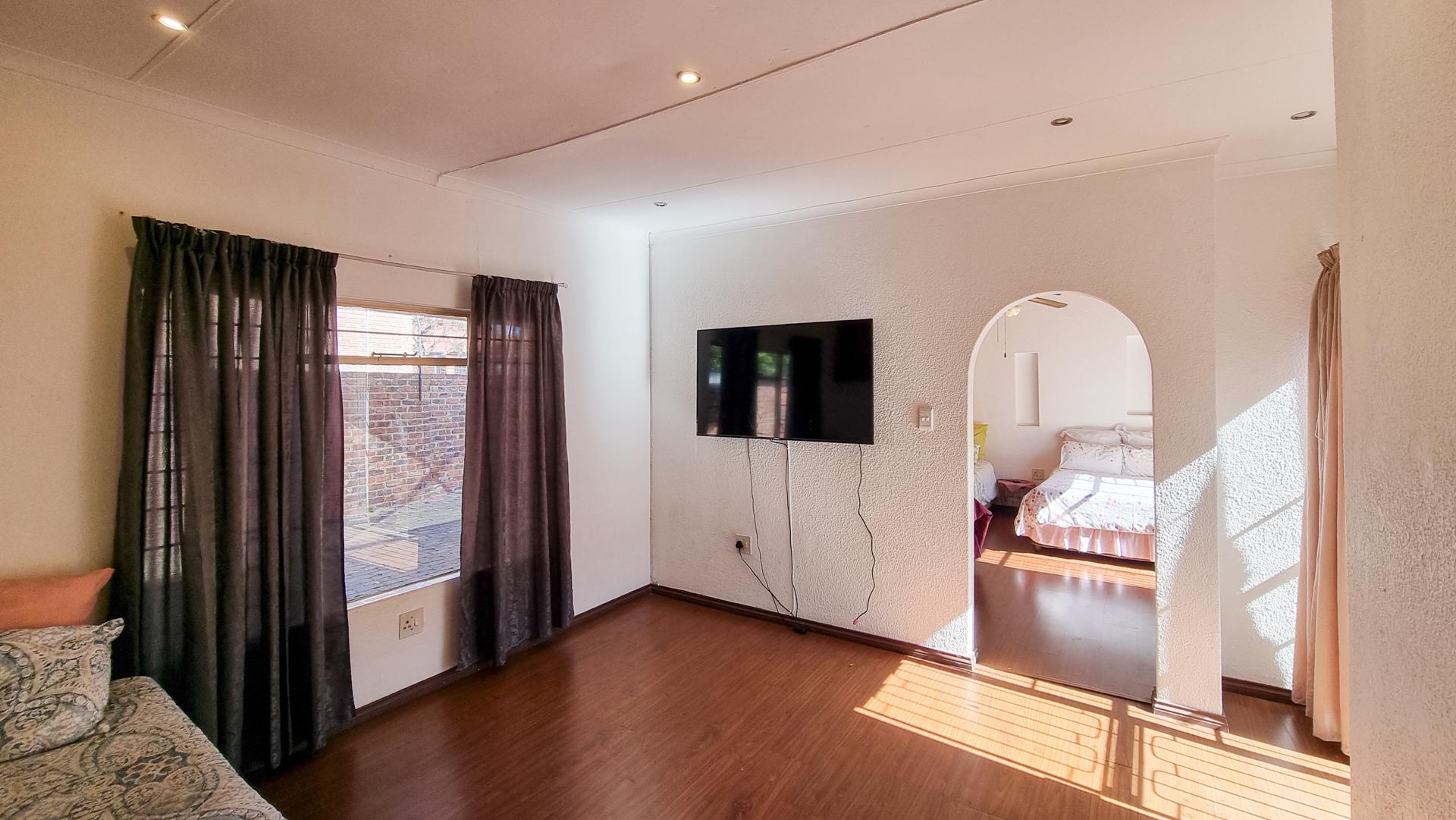 Bed Room 5+ of property in Middelburg - MP