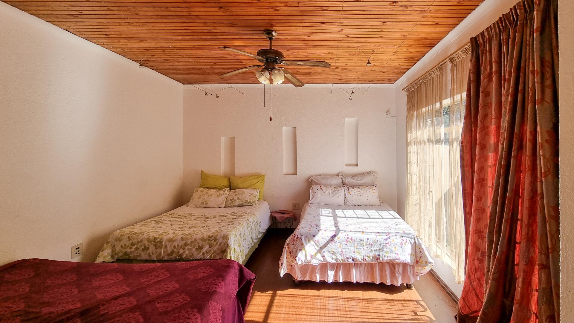 Bed Room 5+ of property in Middelburg - MP