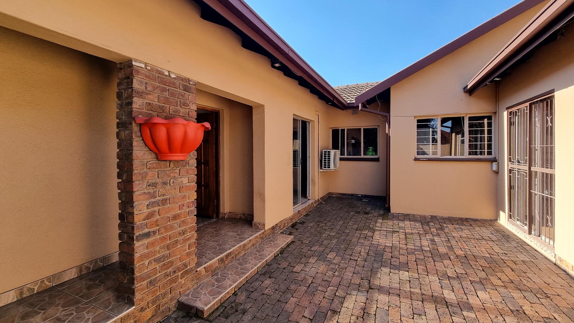 Front View of property in Middelburg - MP