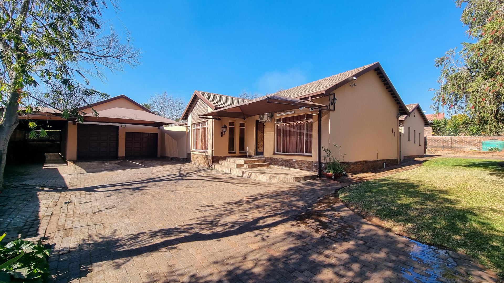 Front View of property in Middelburg - MP