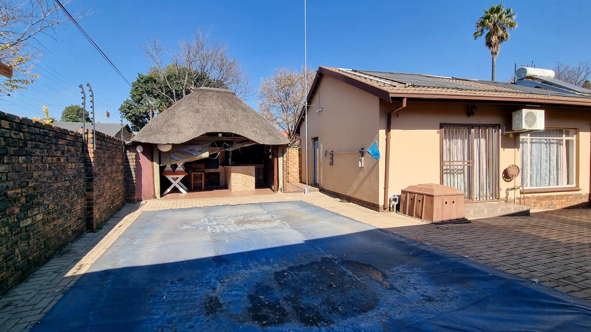 Swimming Pool of property in Middelburg - MP