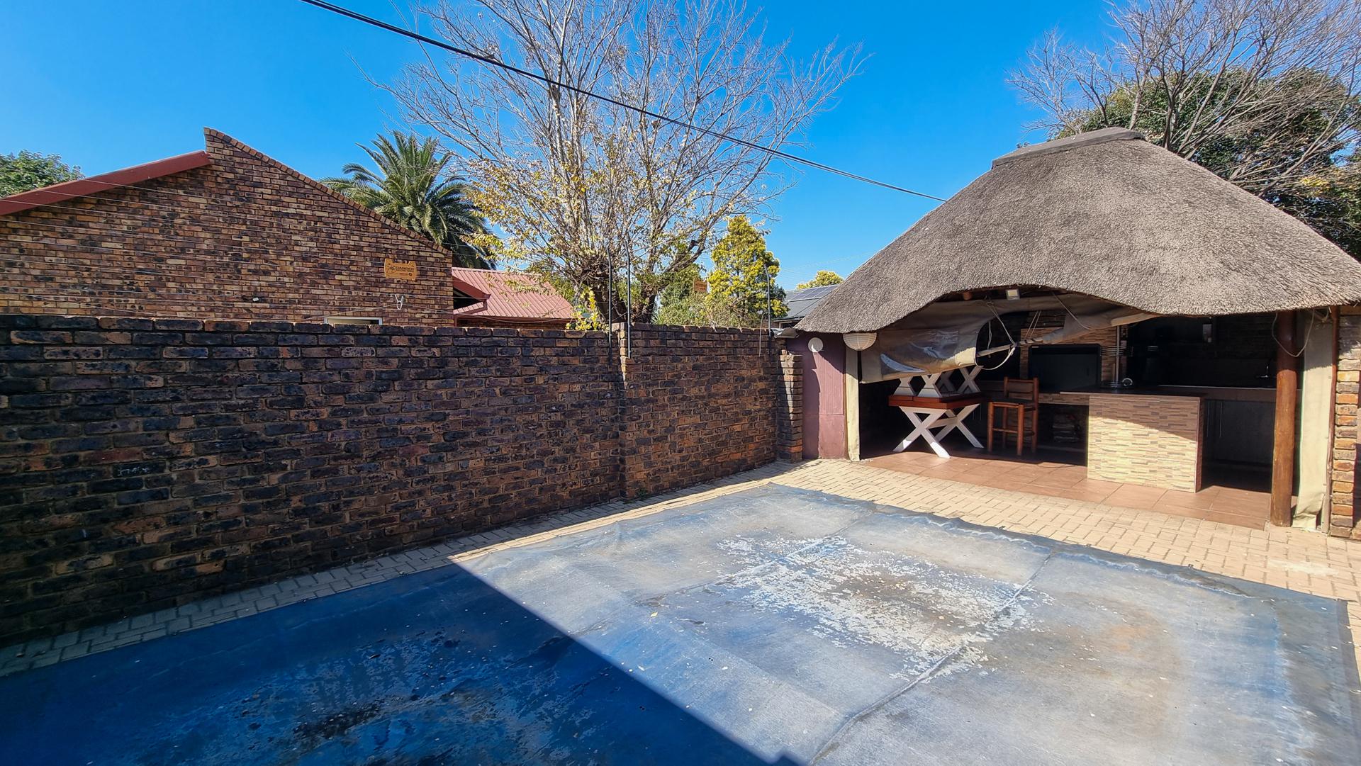 Swimming Pool of property in Middelburg - MP