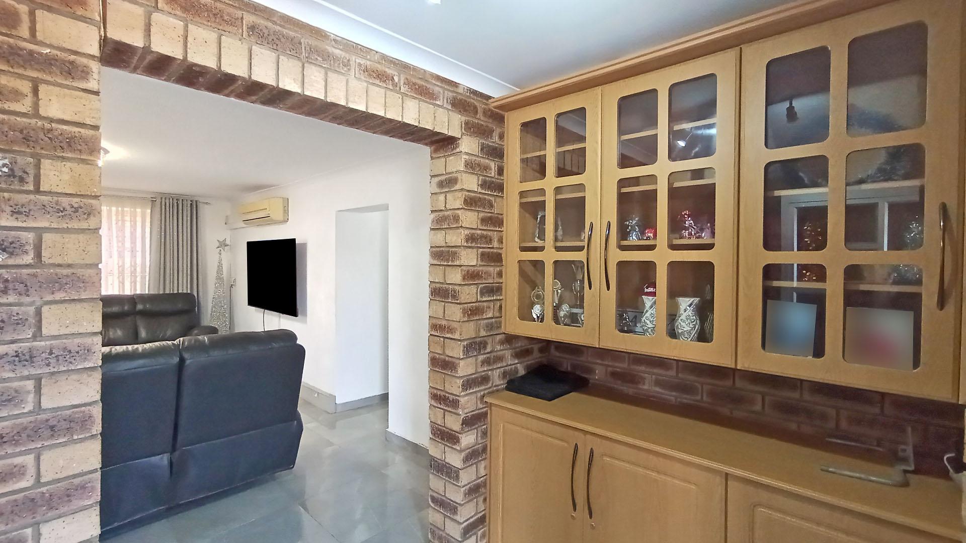 Spaces - 40 square meters of property in Shallcross 