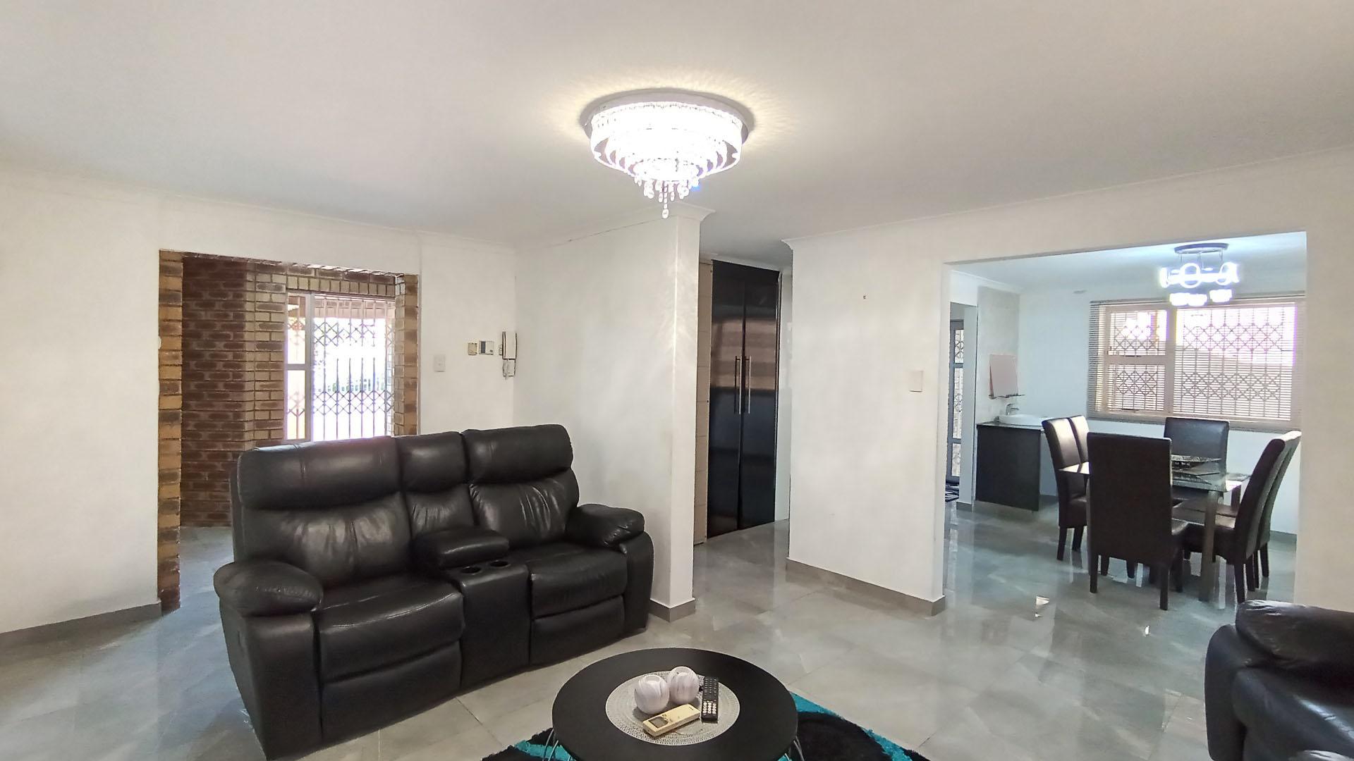 Lounges - 17 square meters of property in Shallcross 