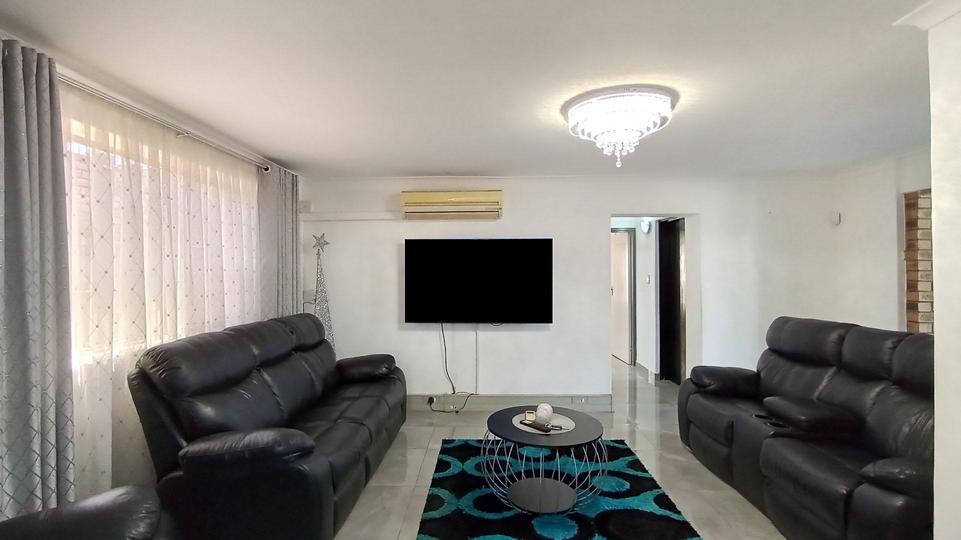 Lounges - 17 square meters of property in Shallcross 